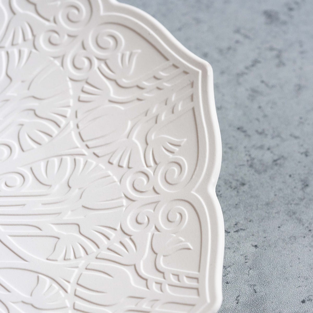 樹葉蕾花 プレート パステルアイボリー | 有田焼と切り紙作家矢口