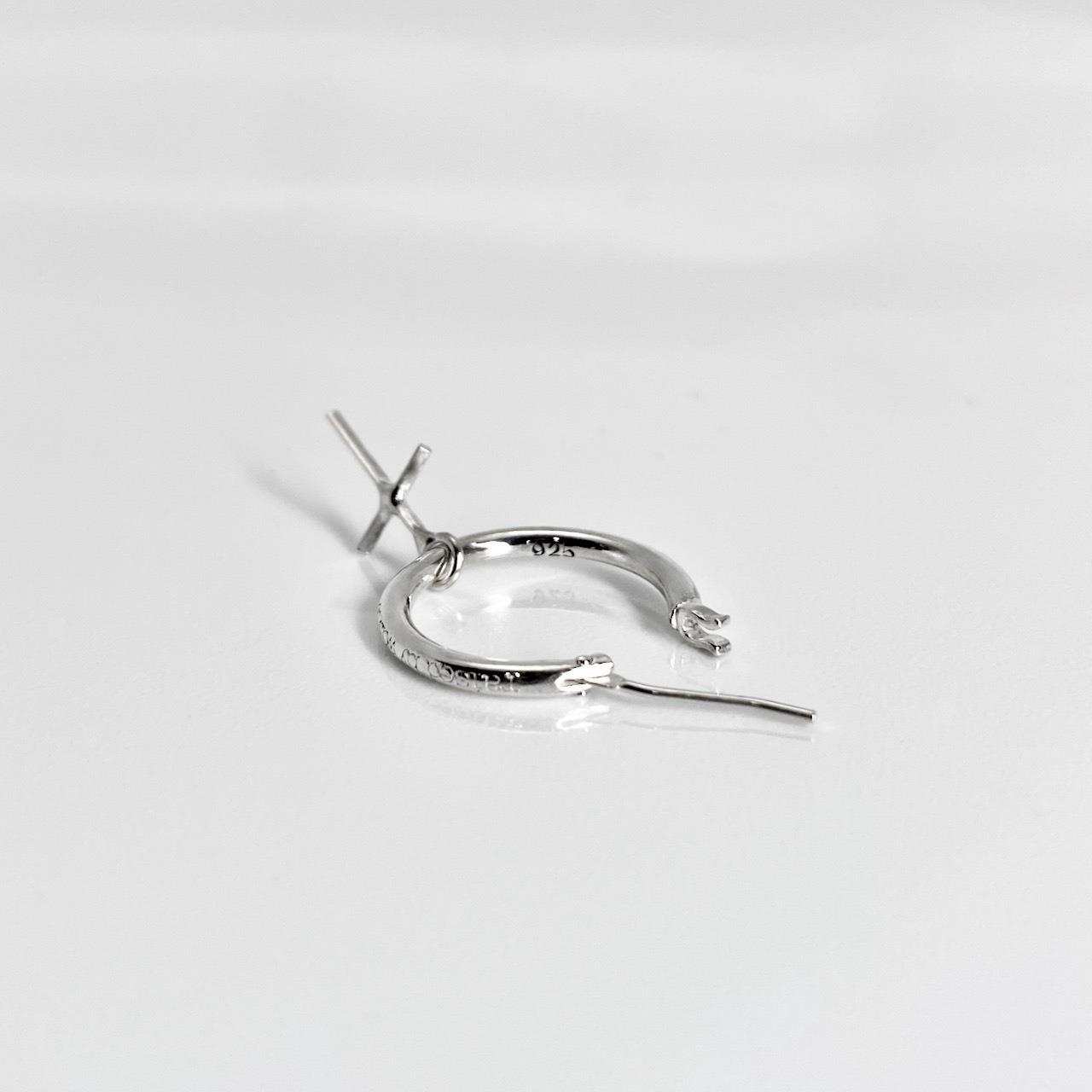 THIN HOOP raised by wolves [LARGE] with CROSS / シンフープピアス レイズド バイ ウルヴス L ウィズクロス