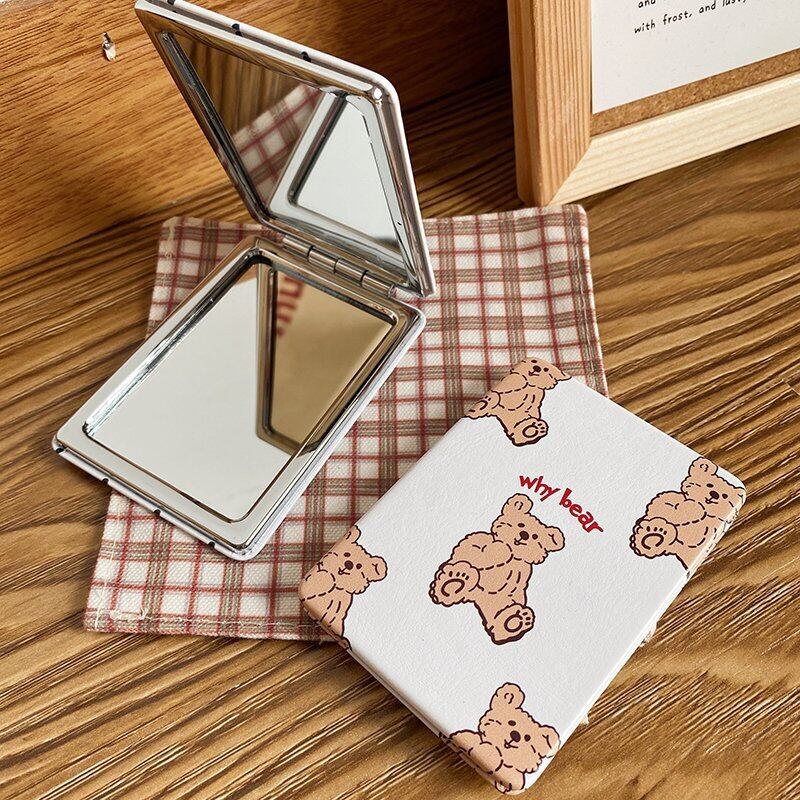 コンパクトミラー 手鏡 ミラー 鏡 持ち運び 折りたたみ ロゴ レトロ 小さい 軽い コンパクト 可愛い おしゃれ 韓国 雑貨 インテリア ハンドミラー 携帯 二面鏡 ポーチ 四角 化粧 メイク 角度 薄型 くま 白 ベア ドット レザー Akuaray