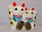 陶磁器ツイン招き猫 (両手) porcelain beekoning cat(No15)