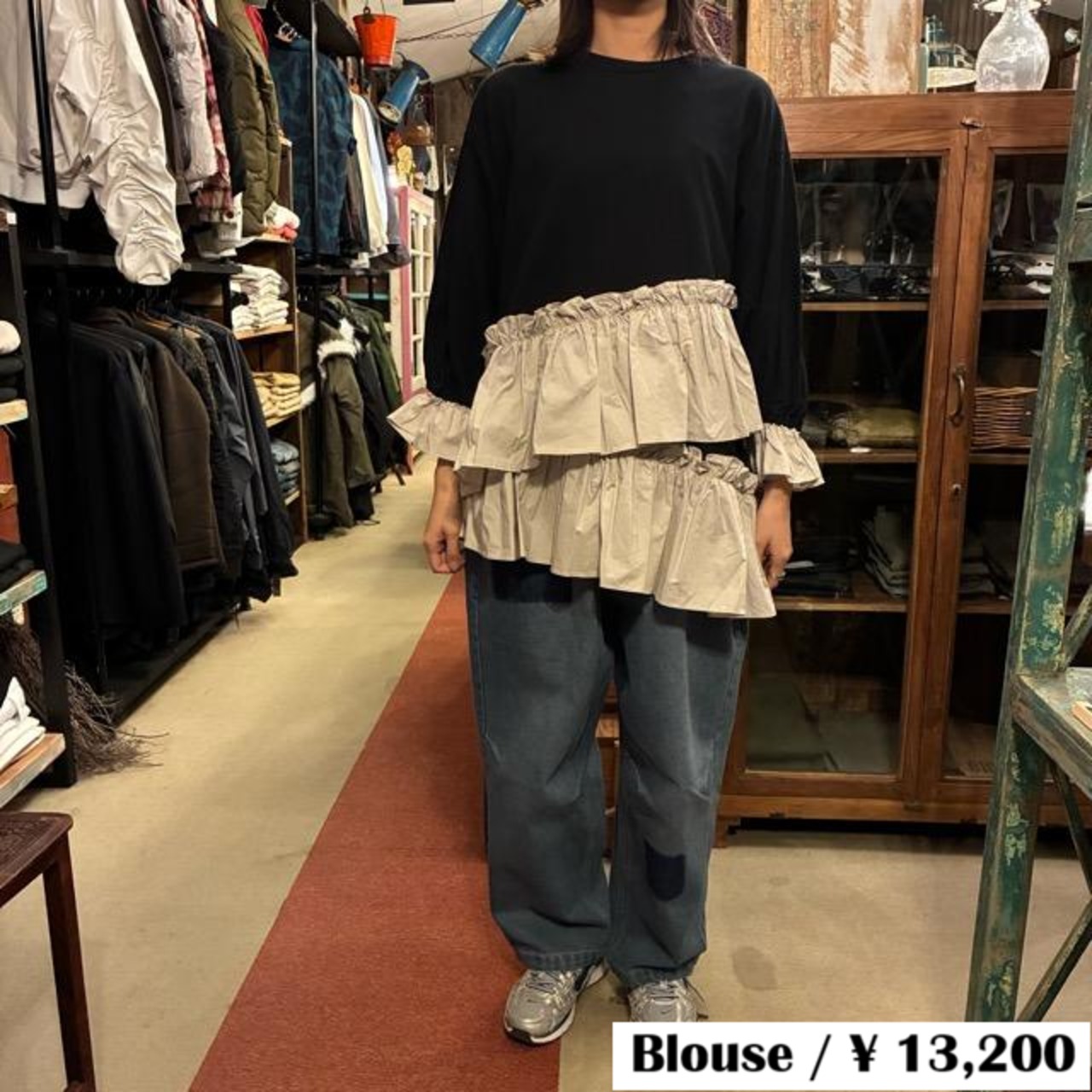 UNIVERSAL SEVEN Classic Jersey Two-Color Asymmetrical Frill Pullover in Black and Greige with White Cut and Sew Blouse