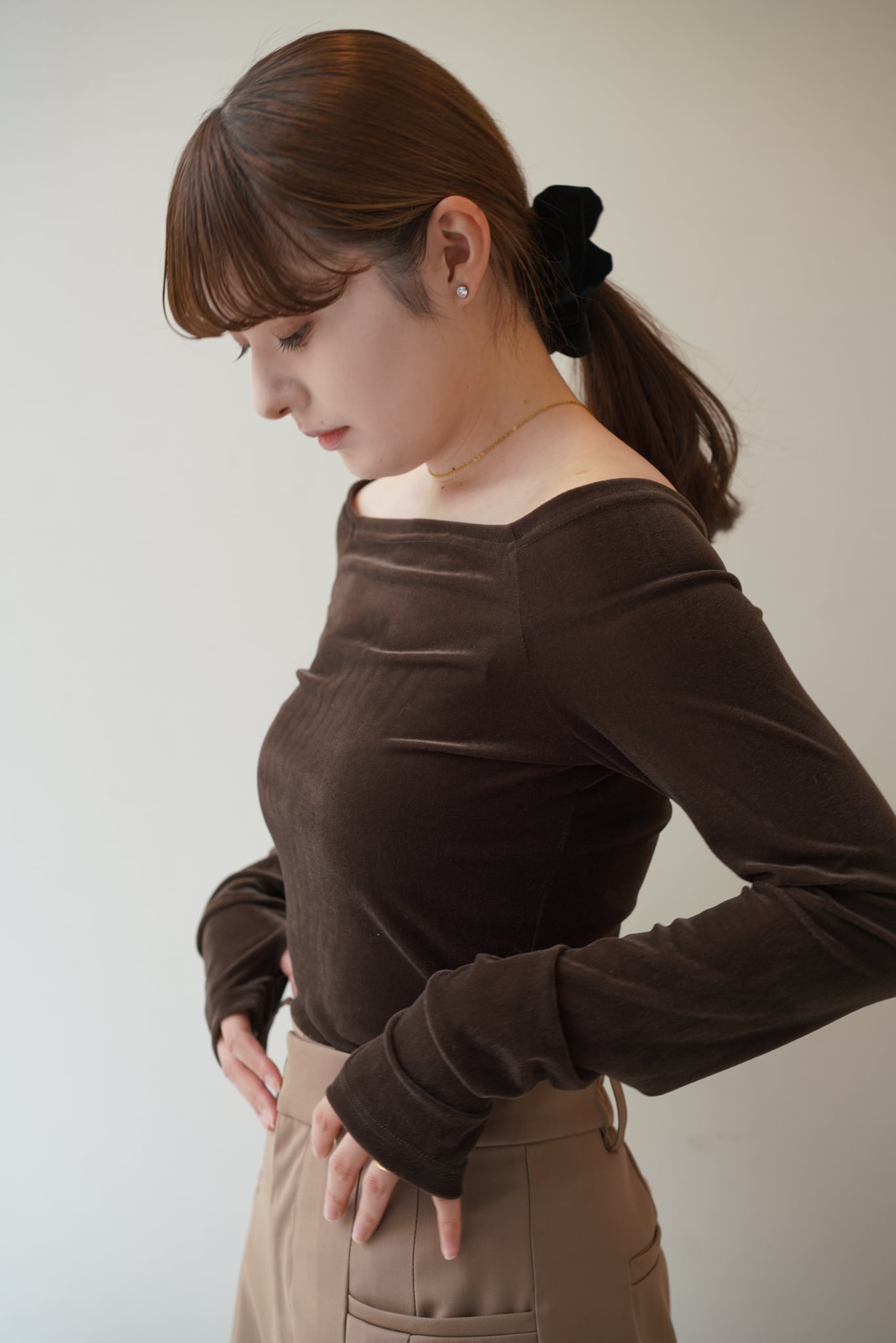 Sheer velours off shoulder cut sew シアーベロアオフショルカットソー Brown