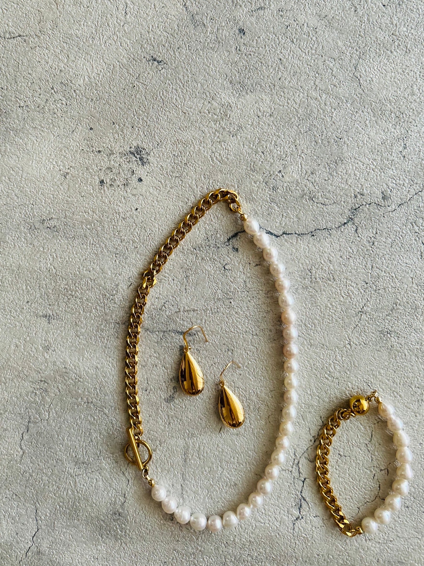 ゴールドペアシェイプピアス・イヤリング | 上品なアクセサリー