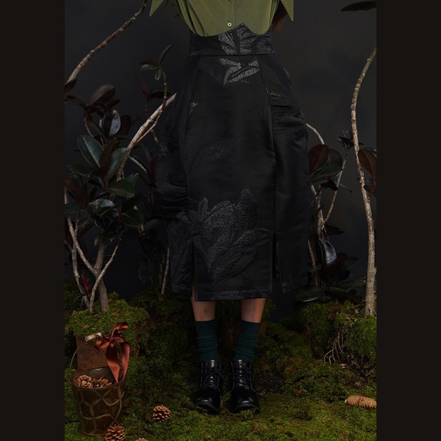 漆黒のフラワースリットスカート E00029