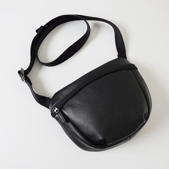 たった1つで大人コーデに様変わりする「本革ボディバッグ」