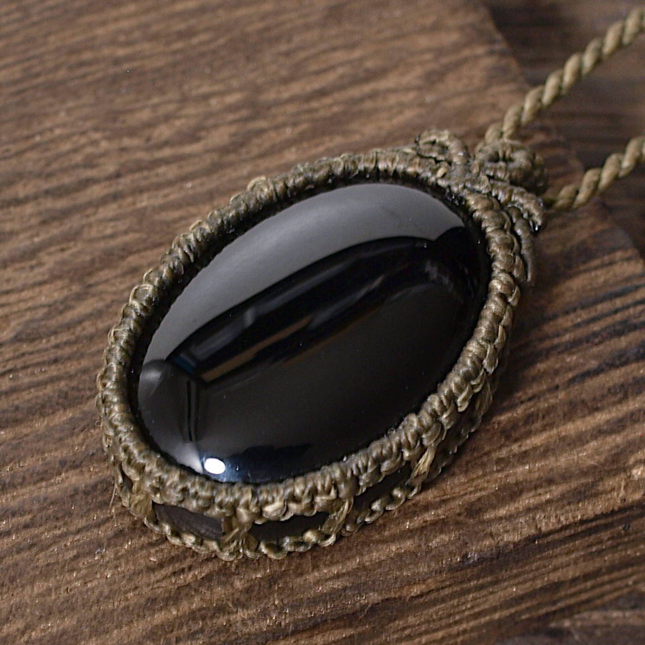 一点物】オニキスのオーバルルースを包んだマクラメネックレスNo.2