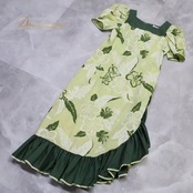 フラダンス 衣装 MENEHUNE PLANTETION メネフネプランテーション ワンピース ドレス グリーン系 フリル アシンメトリー スリット風 ハイビスカス柄 かわいい 華やか 鮮やか 明るい 爽やか 緑 白 ハワイアン レッスン 練習 ホワイト系