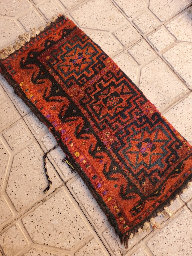 絨毯クエスト44【No.58】枕 (60年) ※現在、こちらの商品はイランに置いてあります。ご希望の方は先ずは在庫のご確認をお願いします。