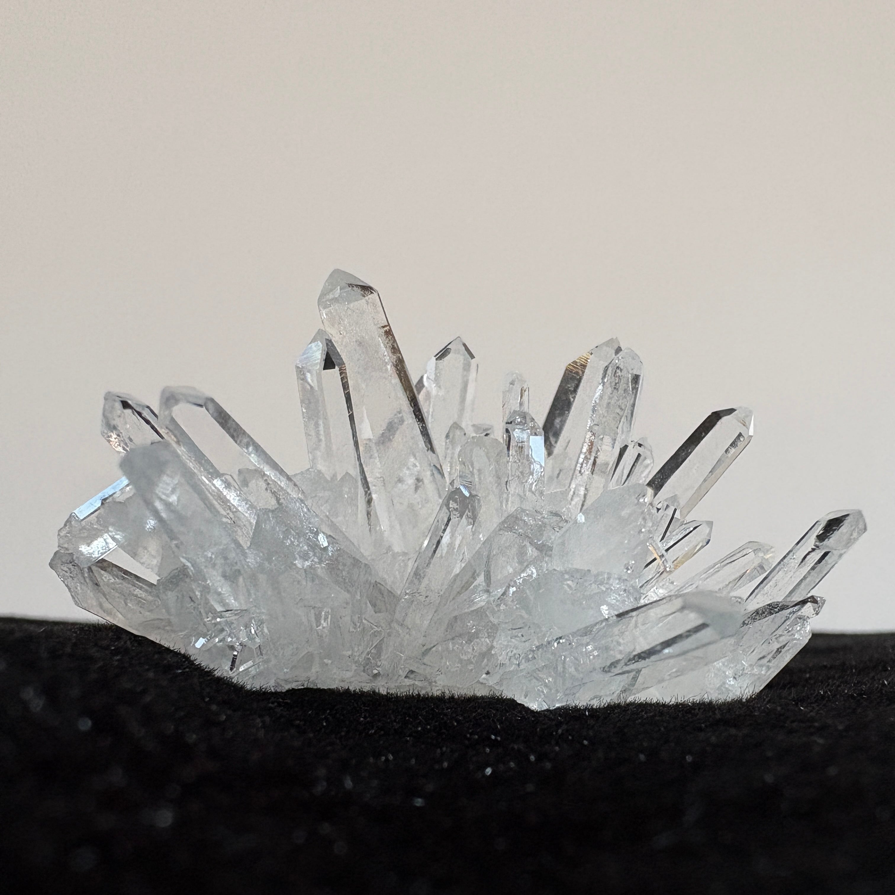 四川省産 水晶クラスター｜透明度の高い結晶が群生する鉱物標本（約46.5g）