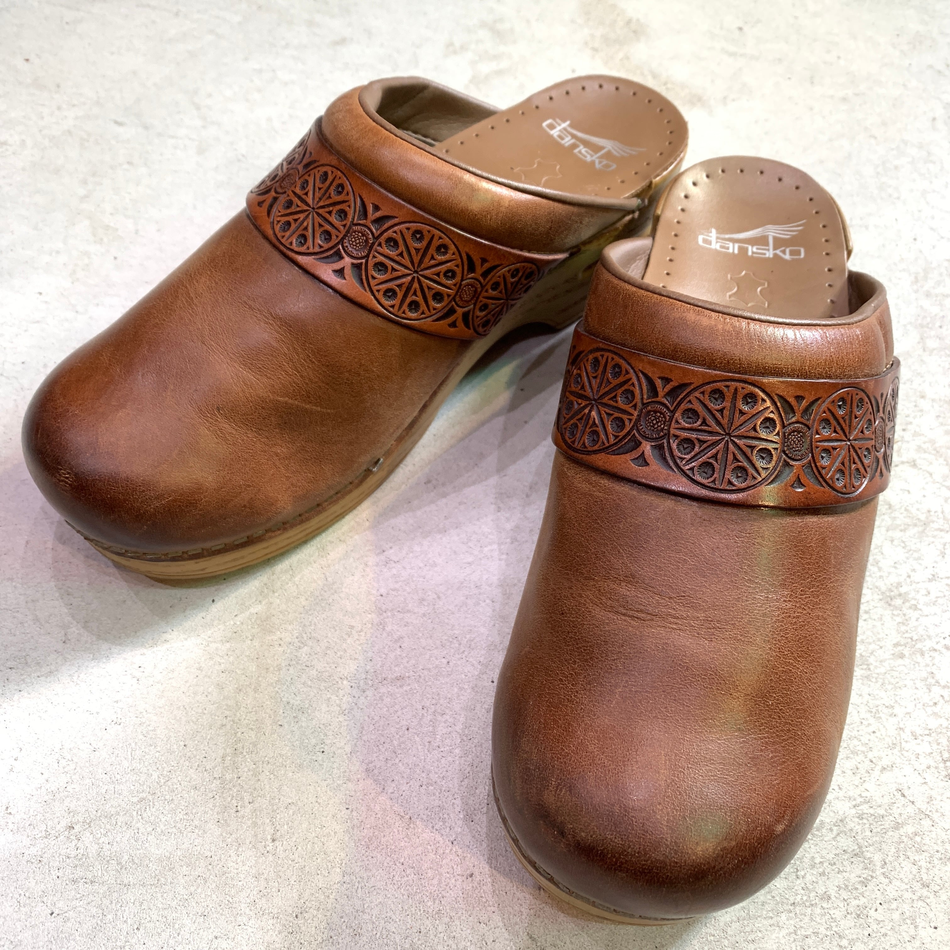 送料無料』dansko ダンスコ レザー厚底サンダル サボ 型押し装飾 