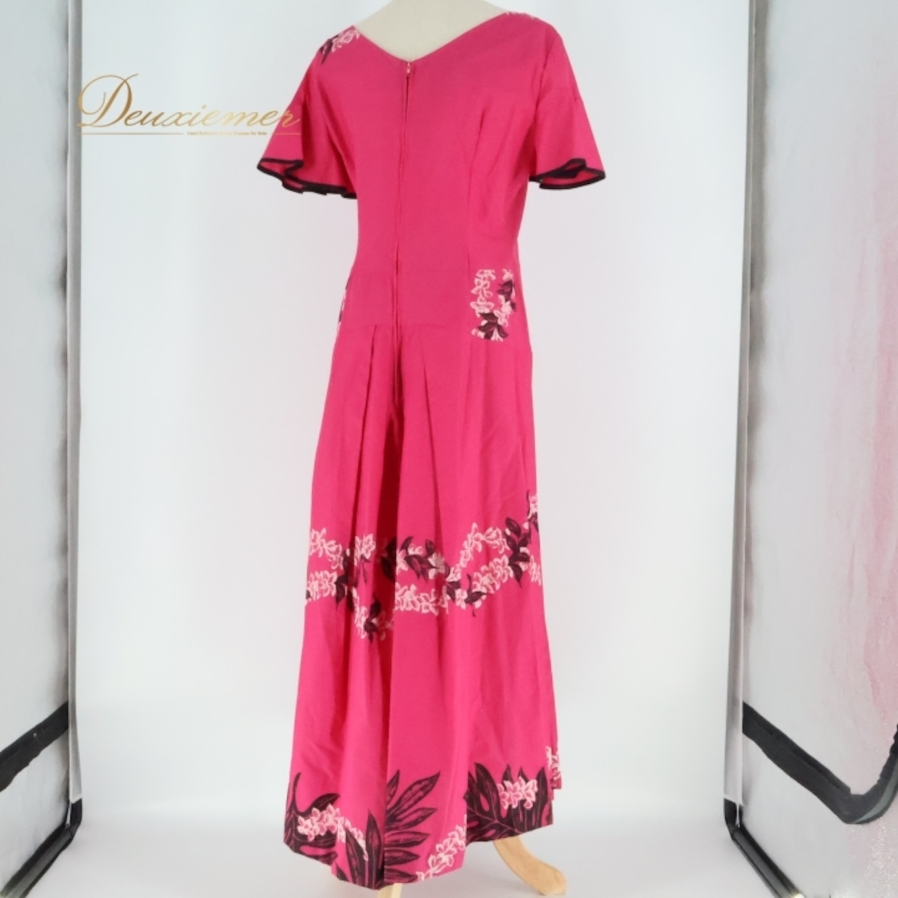 フラダンス 衣装 ワンピース ドレス ムームーファクトリー ピンク系 T&L MUUMUU FACTORY ハワイ製 シンプル プルメリア柄 かわいい 華やか 鮮やか 明るい 黒 ハワイアン アロハ ハワイアンプリント フラ ダンス レッスン 練習 おしゃれ