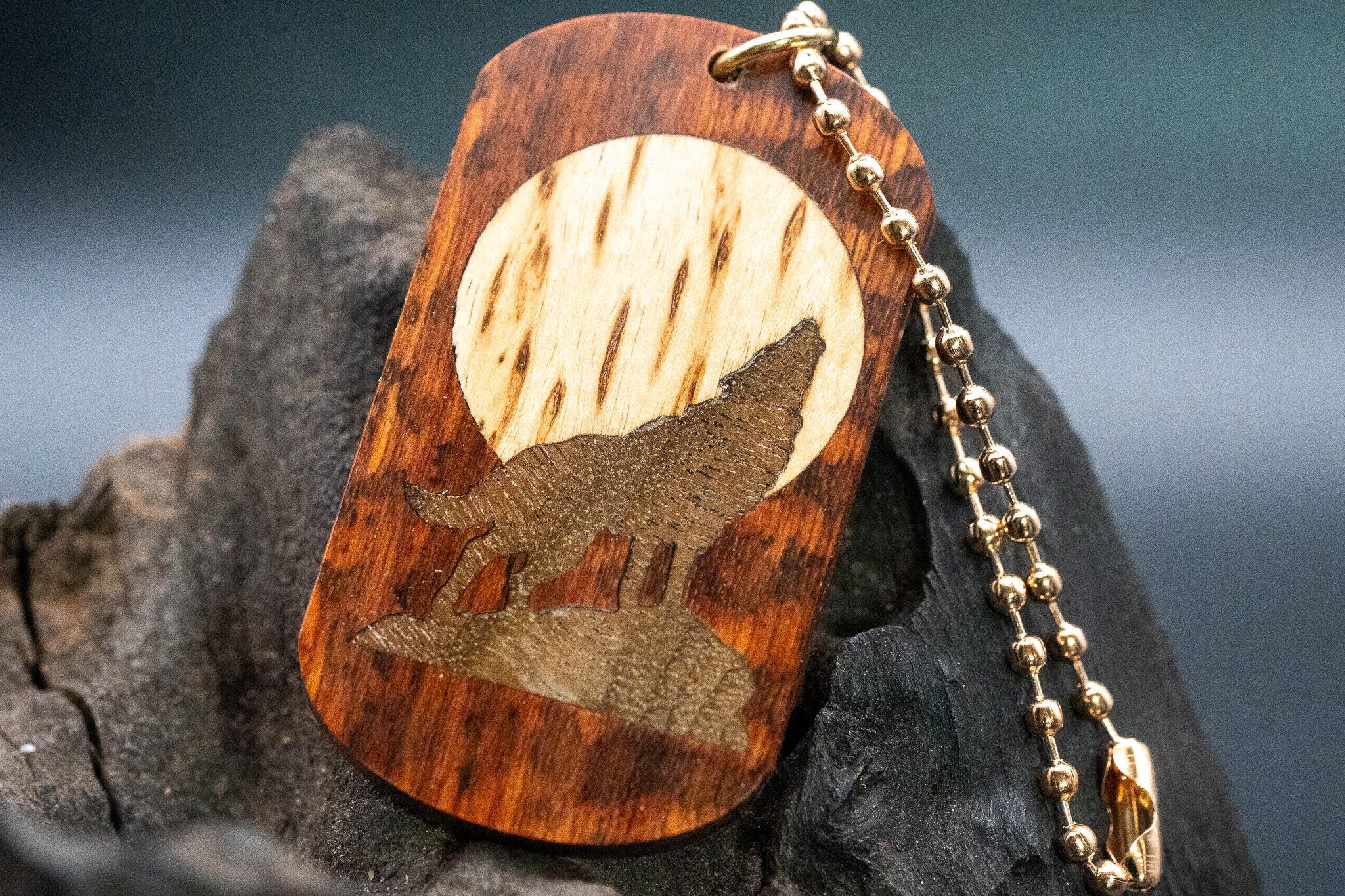 【 木のダイヤモンド 】スネークウッド ドッグタグ 象嵌 月と狼