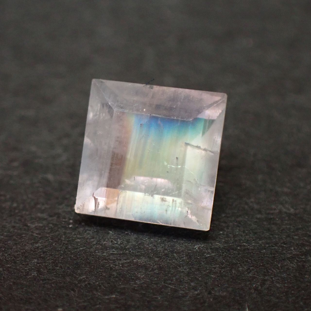 メラブライト レインボームーンストーン（ホワイトラブラドライト）スクエアカット