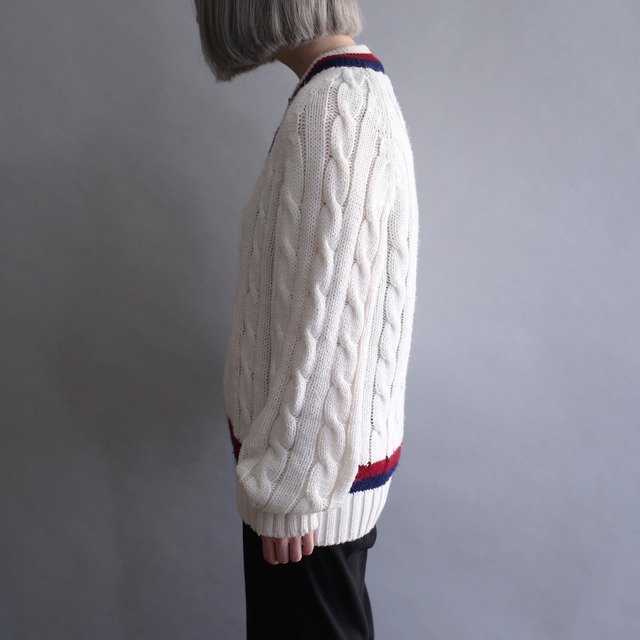 double color line cable knit v-neck sweater
