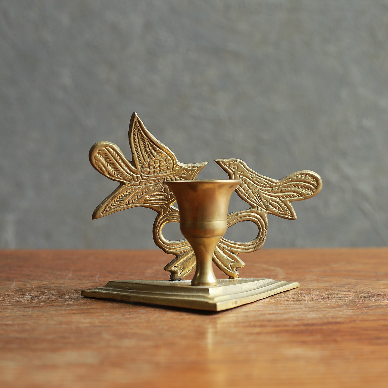 仲睦まじい小鳥が見守る、真鍮のキャンドルホルダー 1