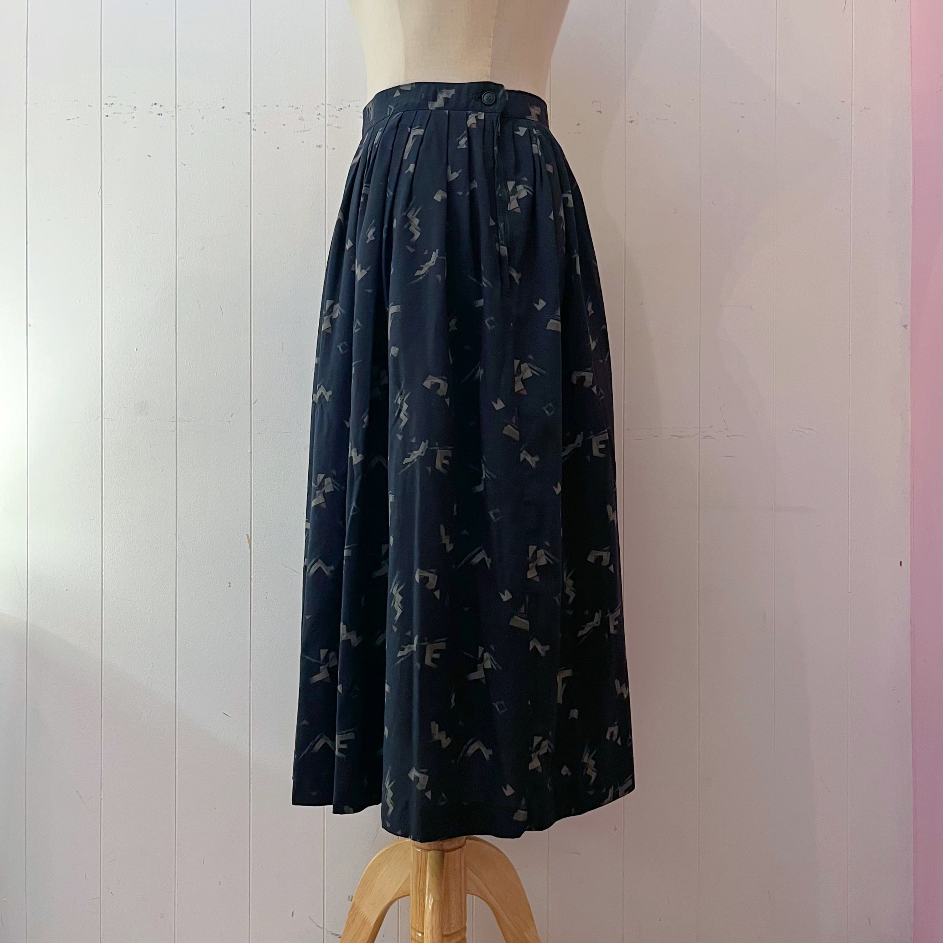 geometric pattern tuck skirt