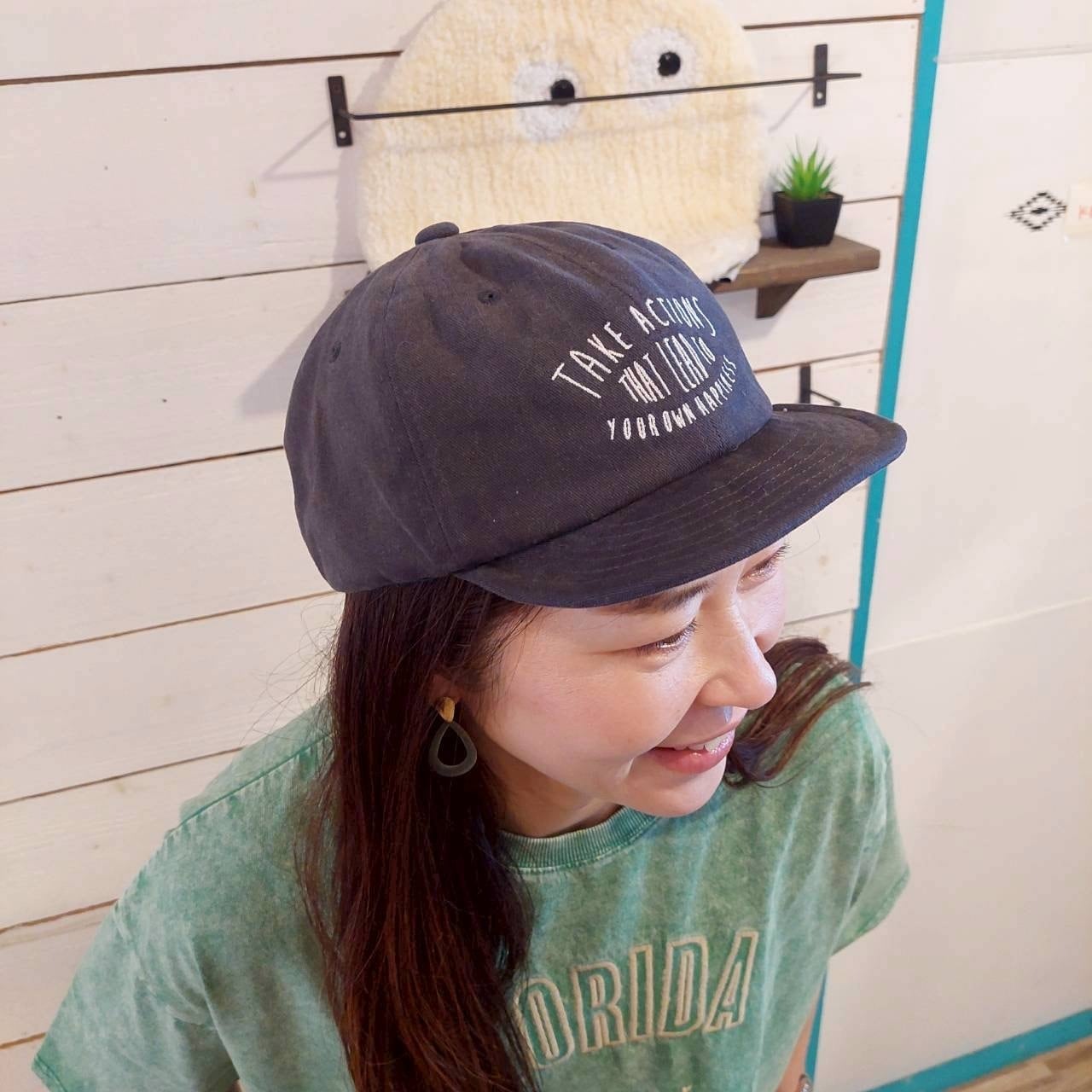 『People's』ロゴ刺繍キャップ　小顔見せキャップ　サイズ調整可能