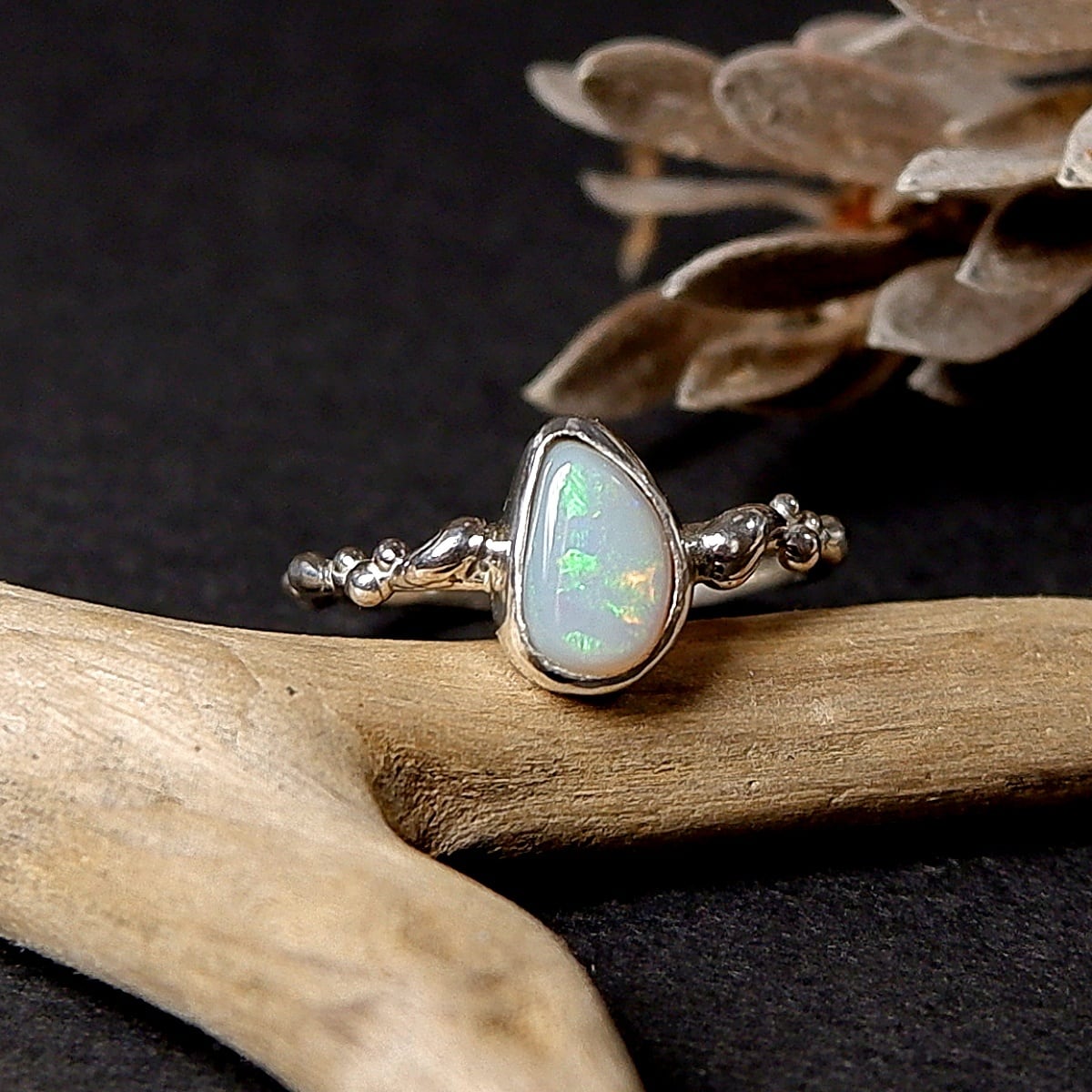 繊細なプレイオブカラー～ オーストラリア産 オパールのリング 13号