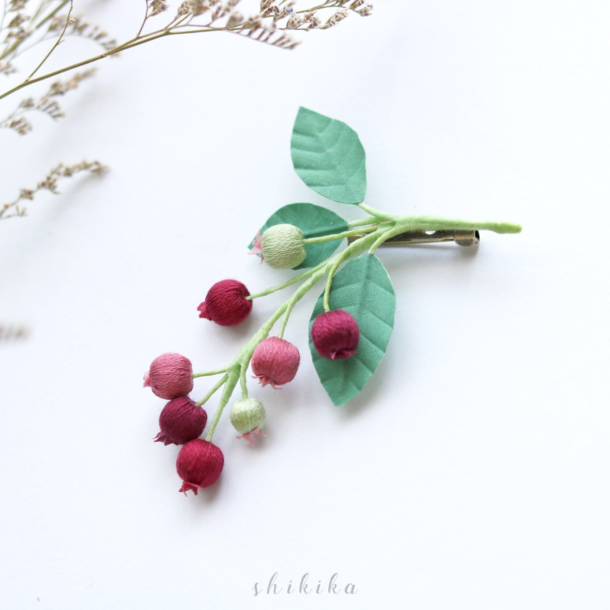刺繍糸の実 ジューンベリーの布花ブローチ Shikika 四季の布花アクセサリー
