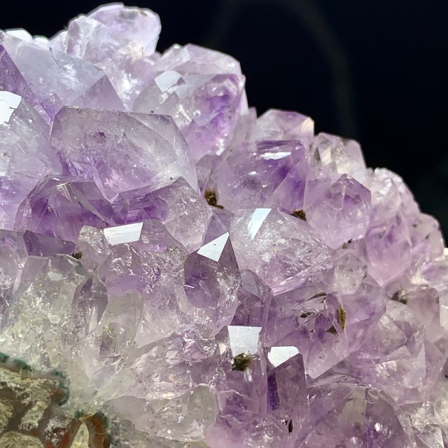 ラベンダーアメジスト原石クラスター・フローライトハリネズミ付き