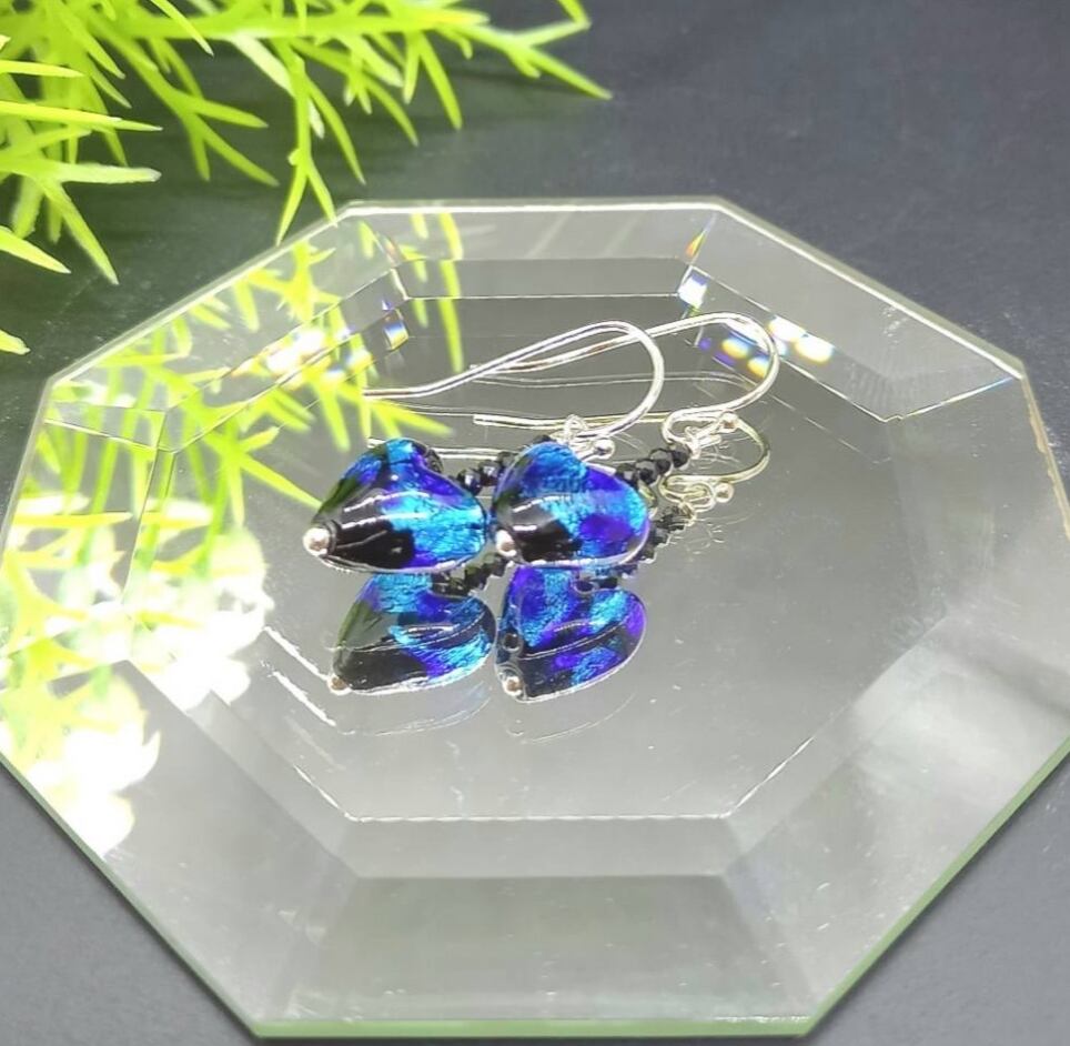 瑠璃色・ホタルガラスのピアス⑨