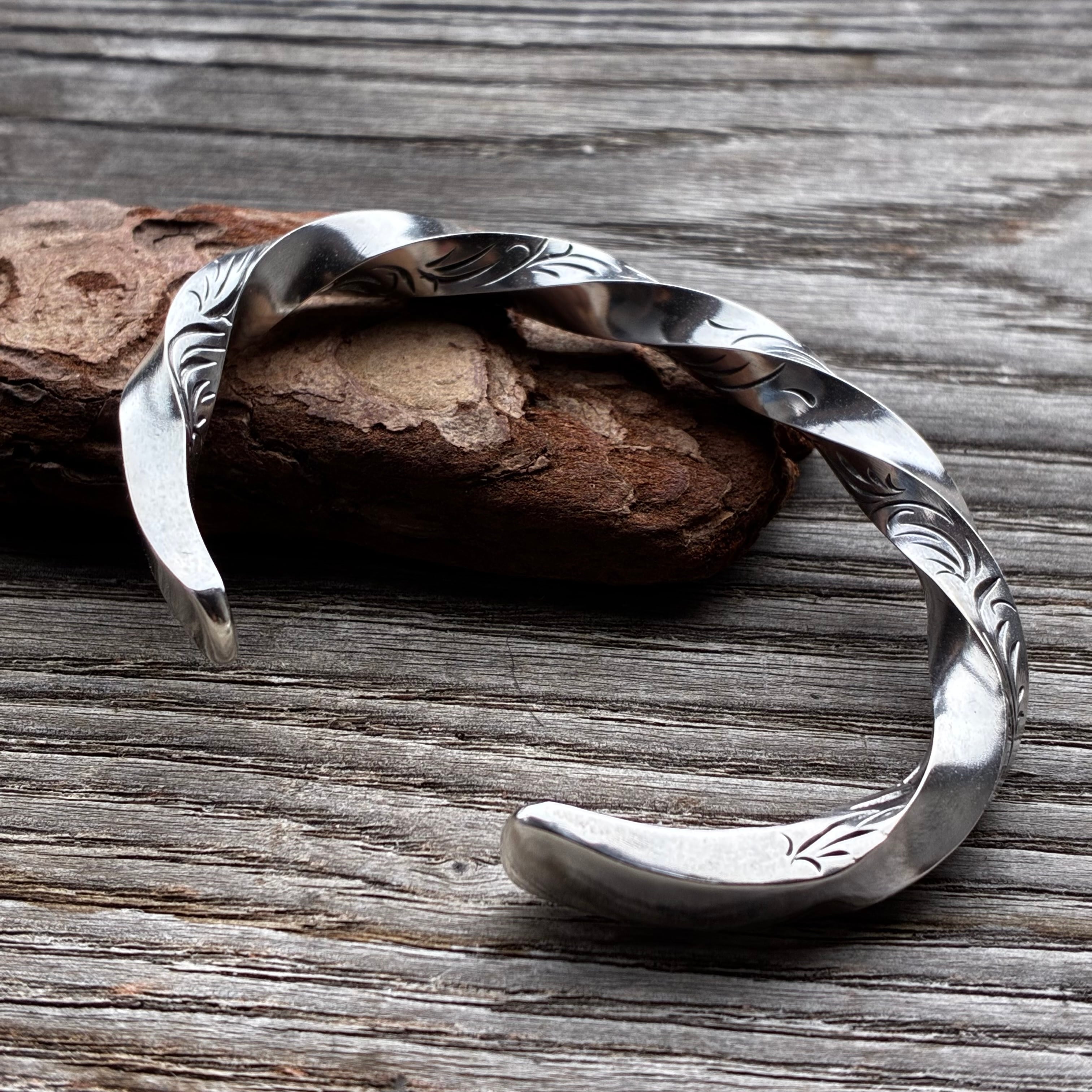 Arabesque Twist Bangle- M | 彫金工房アルソミトラ
