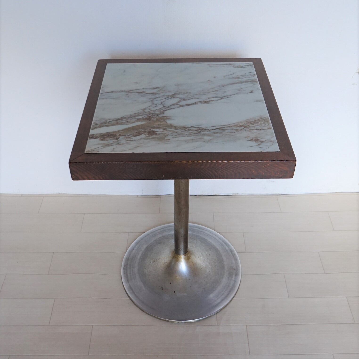 大理石柄のテーブル