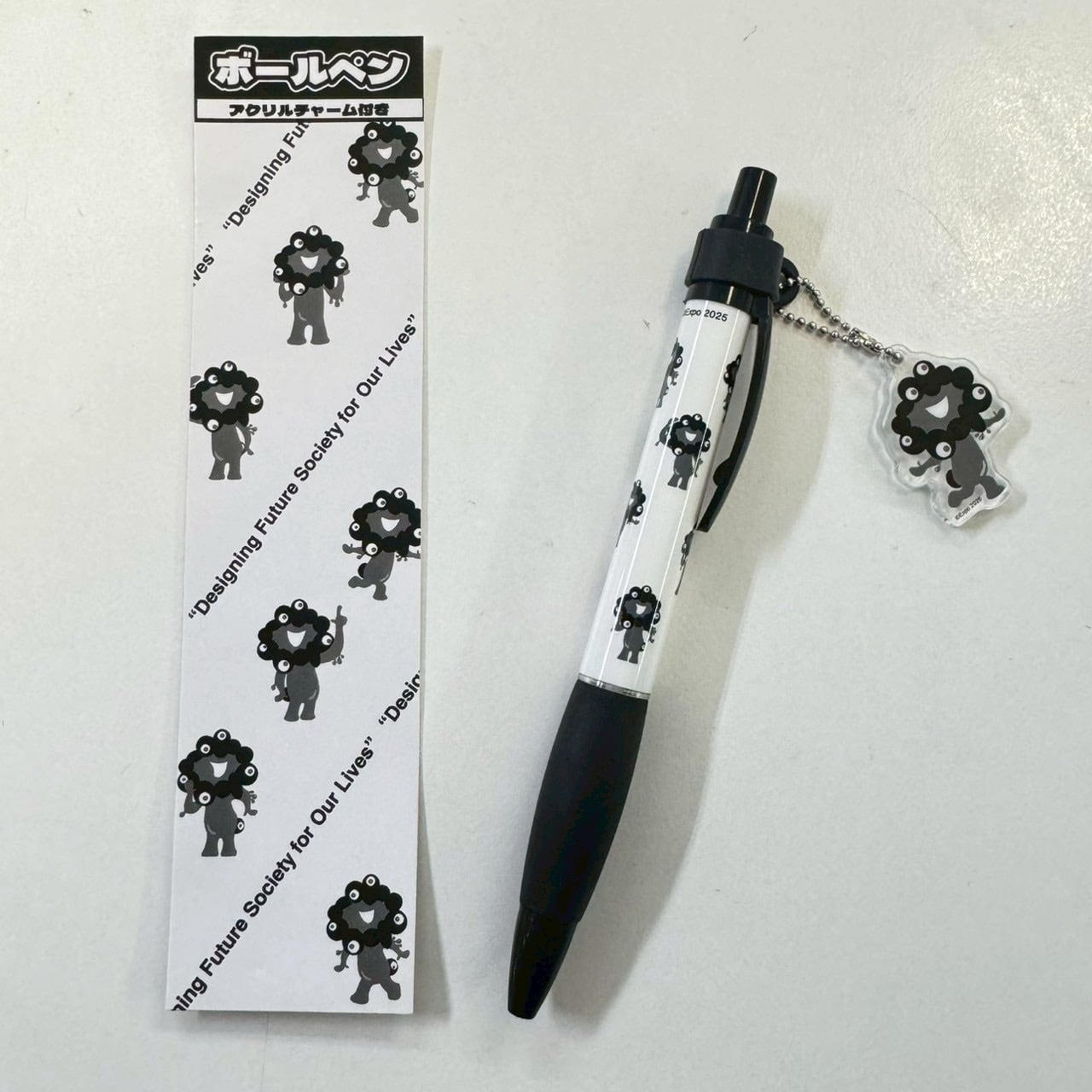 大阪・関西万博〉アクリルチャーム付きペン（ボールペン）ver.黒