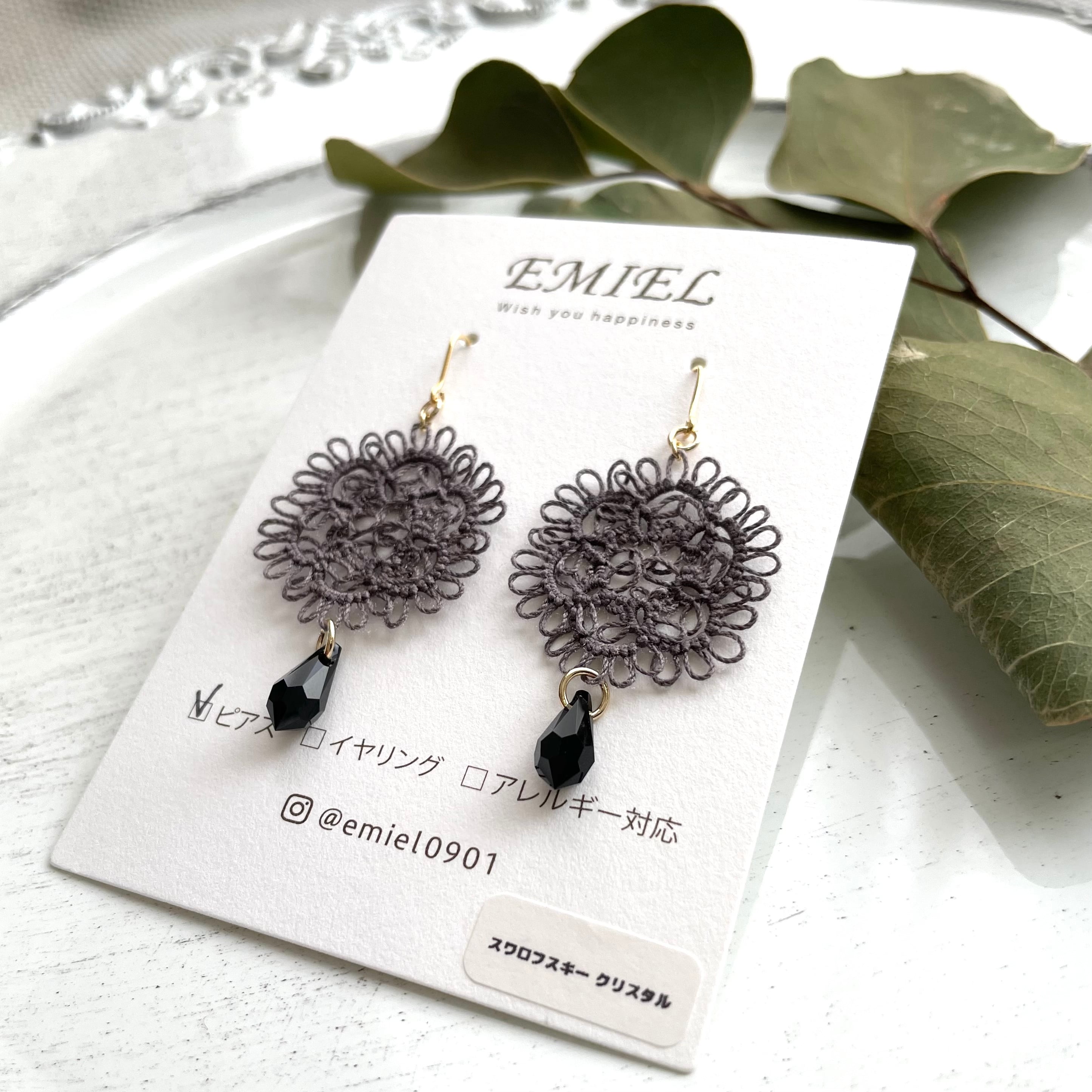 お花モチーフ＊鈍色レース×ジェットのピアス・イヤリング | EMIEL