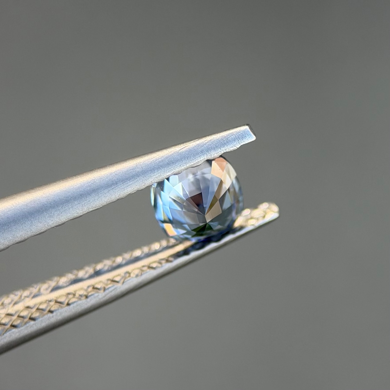 カラーチェンジジルコン 4.2x3.9mm, 0.43ct, ミャンマー産