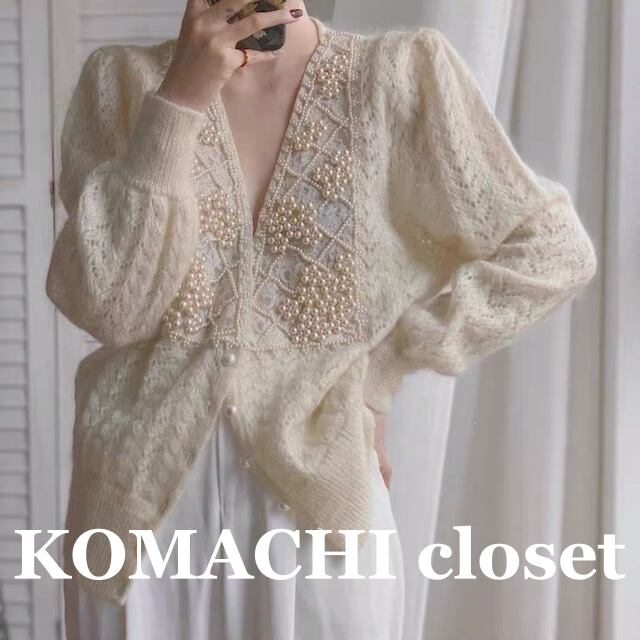 【送料無料】 ニットカーディガン カーディガン フェミニン ケーブル編み パール 白 韓国 レディース オルチャン 柔らか パールボタン フロントボタン 着回し 春夏 Vネック 襟なし 着やせ 二の腕カバー 小粒パール 10代 20代 30代 40代 春 夏 秋 冬 普段使い ぽわん袖 オフィス ママ リゾート 華やか 重ね着 動きやすい パール 休日 ホワイト フリーサイズ かわいい カジュアル シンプル こなれ感 前ボタン オールシーズン 女性用 通勤 フェミニン エレガント 抜け感