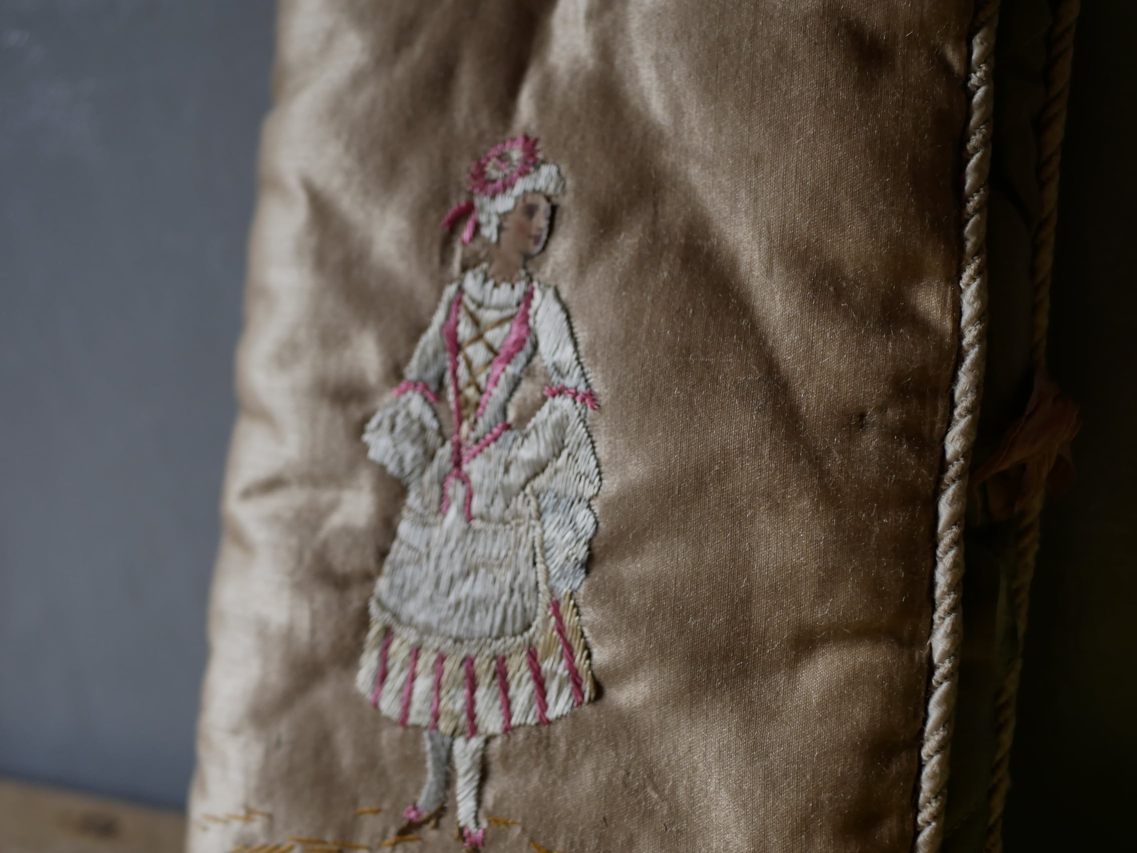 シルクのハンキーケース　手刺繡　フランスアンティーク　ブロカントのある暮らし シルクのハンキーケース 手刺繡 フランスアンティーク ブロカントの