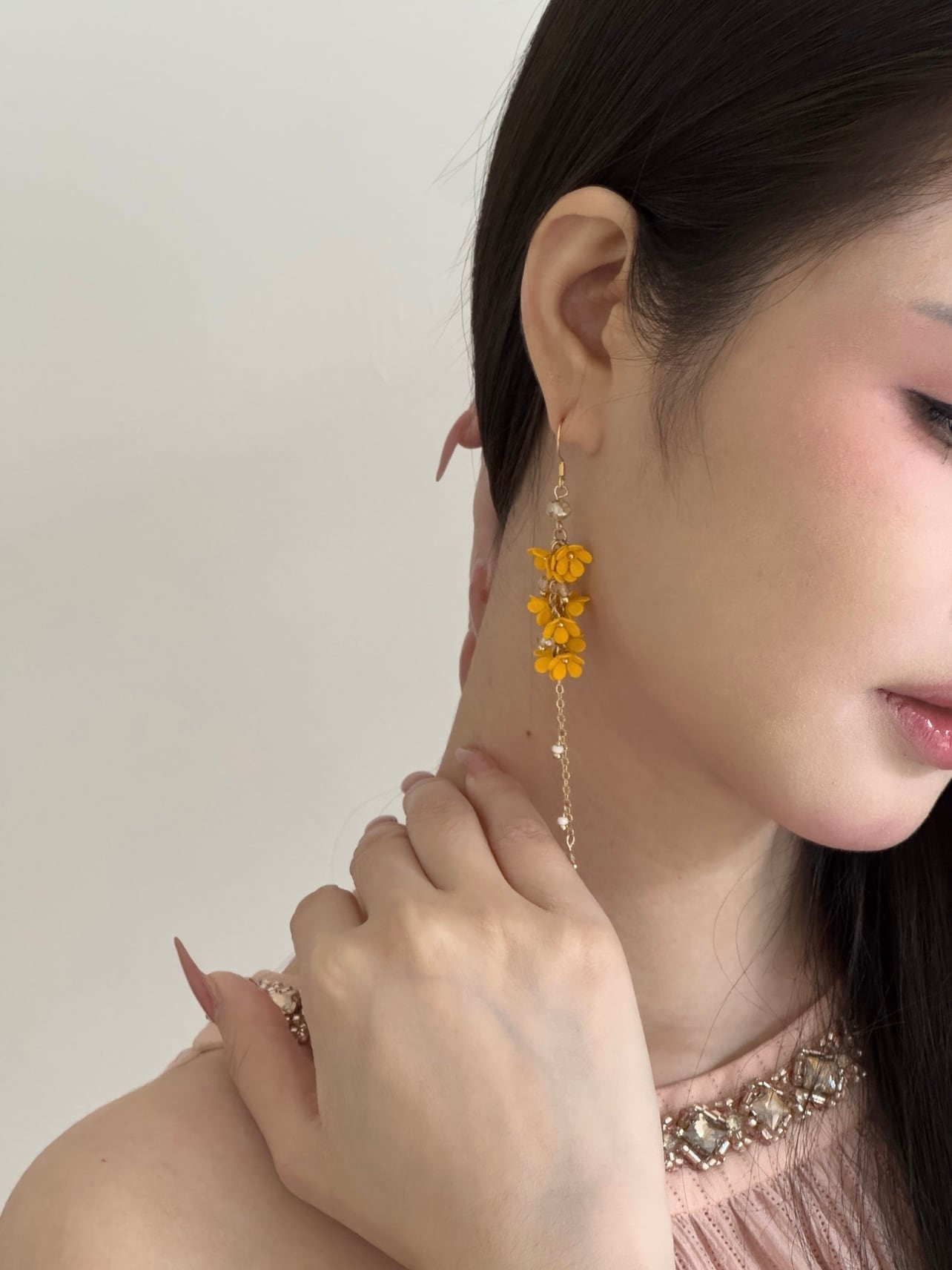 金木犀ロングチェーンピアス｜フラワーモチーフ・イエロー揺れる