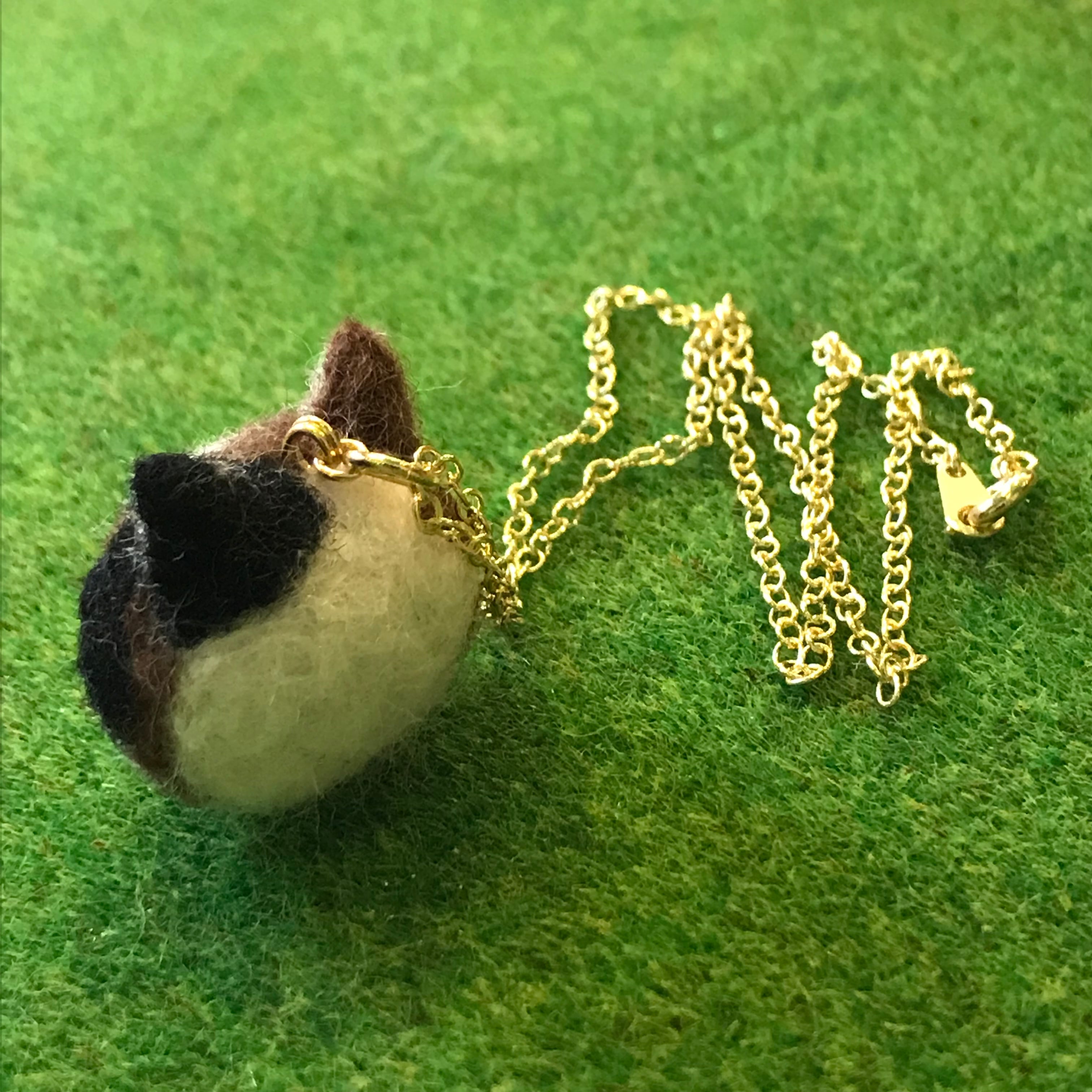 三毛ネコのぷっくりフェイスネックレス | ほしねこ