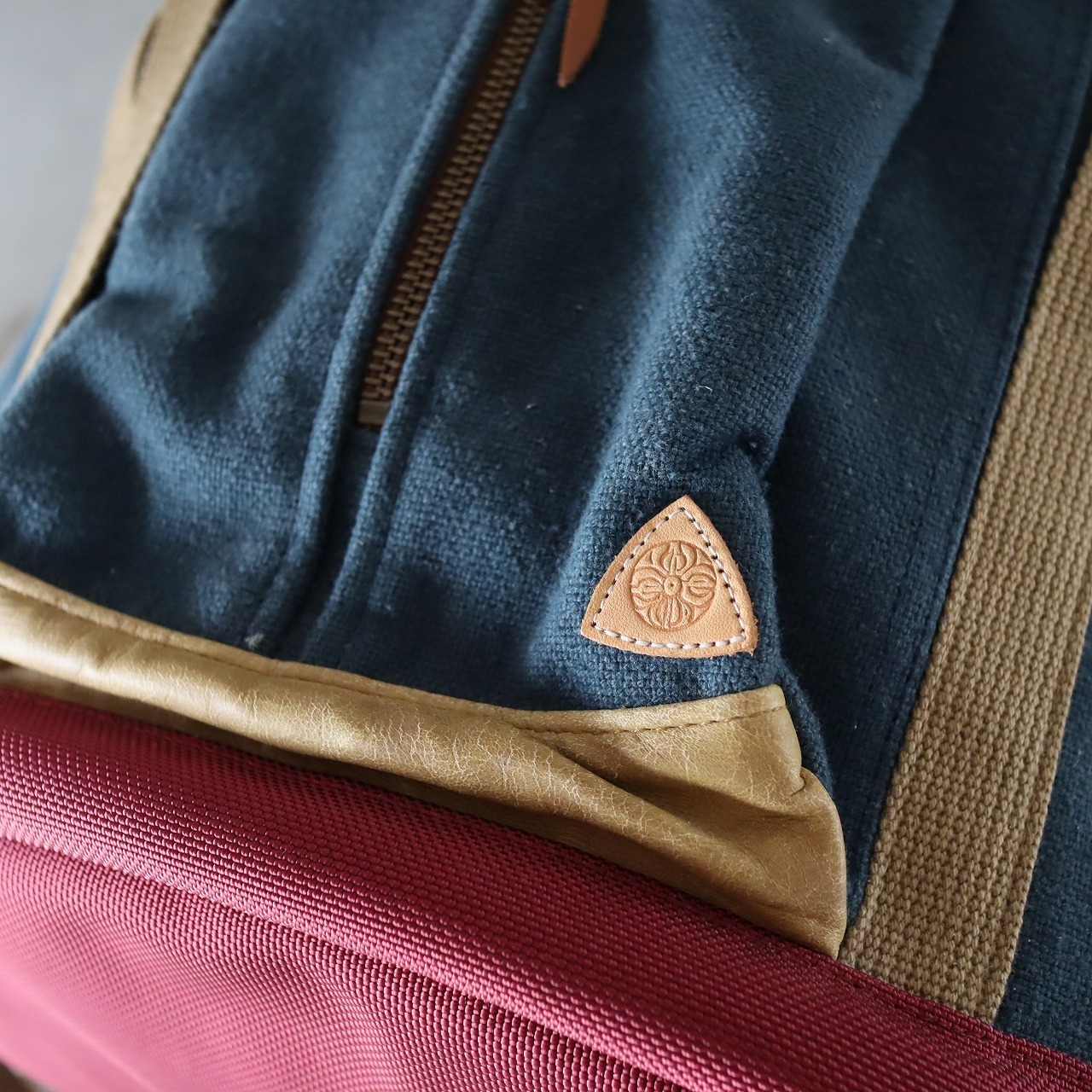 【Deadstock Item】バックパック / Top-flap Draw Backpack/ ネイビー×バーガンディ・ボトム