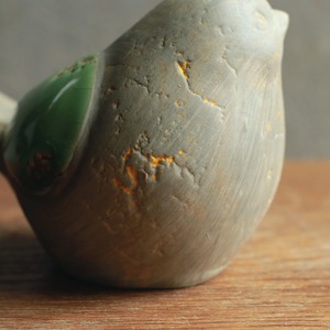コロンと丸い、華やかな羽を持つ陶器の鳥 1