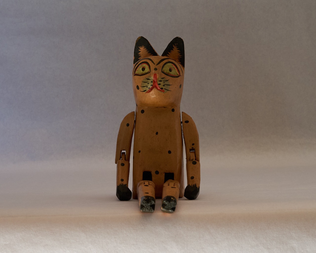 何とも言えない表情をした、猫の人形