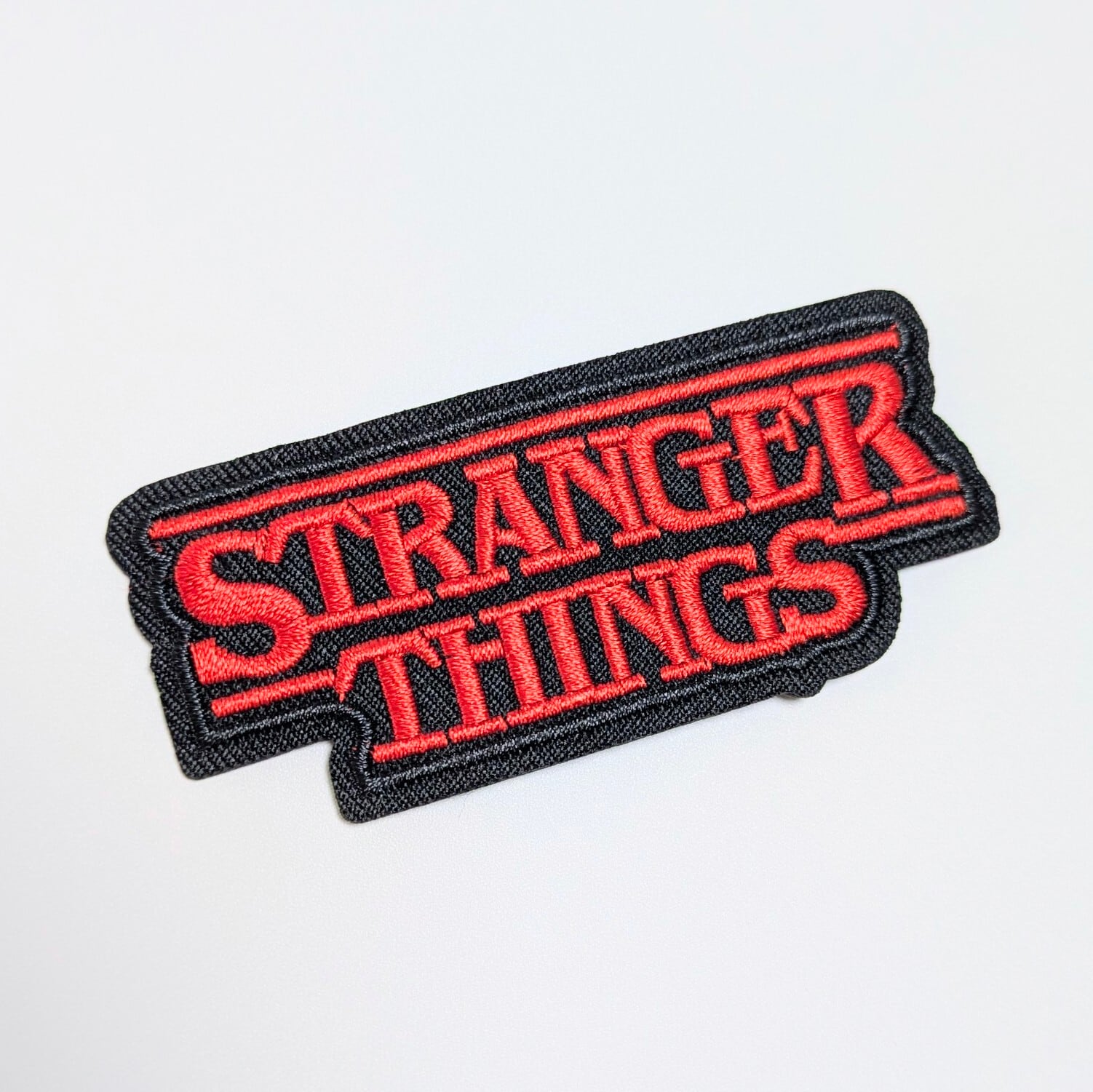 送料無料！ ★刺繍アイロンワッペン★【 Stranger Things ( ストレンジャーシングス ) 】ストレンジャーシングスロゴダイカットワッペン〚アメリカン雑貨 アメトイ〛