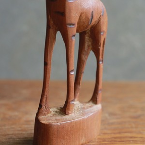 ケニヤからやってきた、木彫りのキリン