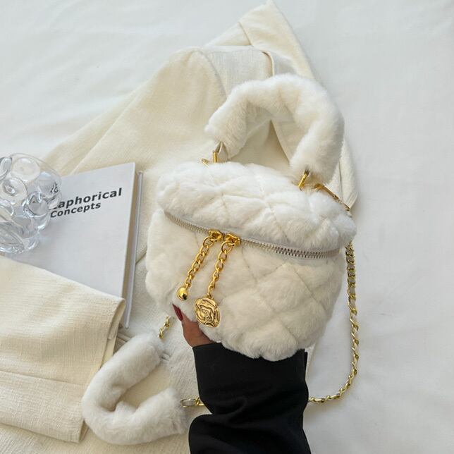 バッグ レディース ショルダーバッグ ハンドバッグ ふわふわ もこもこ ふんわり ファー エコファー ブラック グレー イエロー グレー ピンク カーキ ブラウン かわいい 可愛い オシャレ お洒落 おしゃれ ラブリー キュート 抜け感 リボン 冬 誕生日 送料無料 クリスマス バレンタイン 10代 20代 30代 40代 ママ 通学 学生 大学生 デート お出かけ ショッピング 買い物 公園 女子会 お泊まり 休日 パーティー イベント 旅行 普段使い お揃い 双子 韓国 韓国系 コーデ インスタ