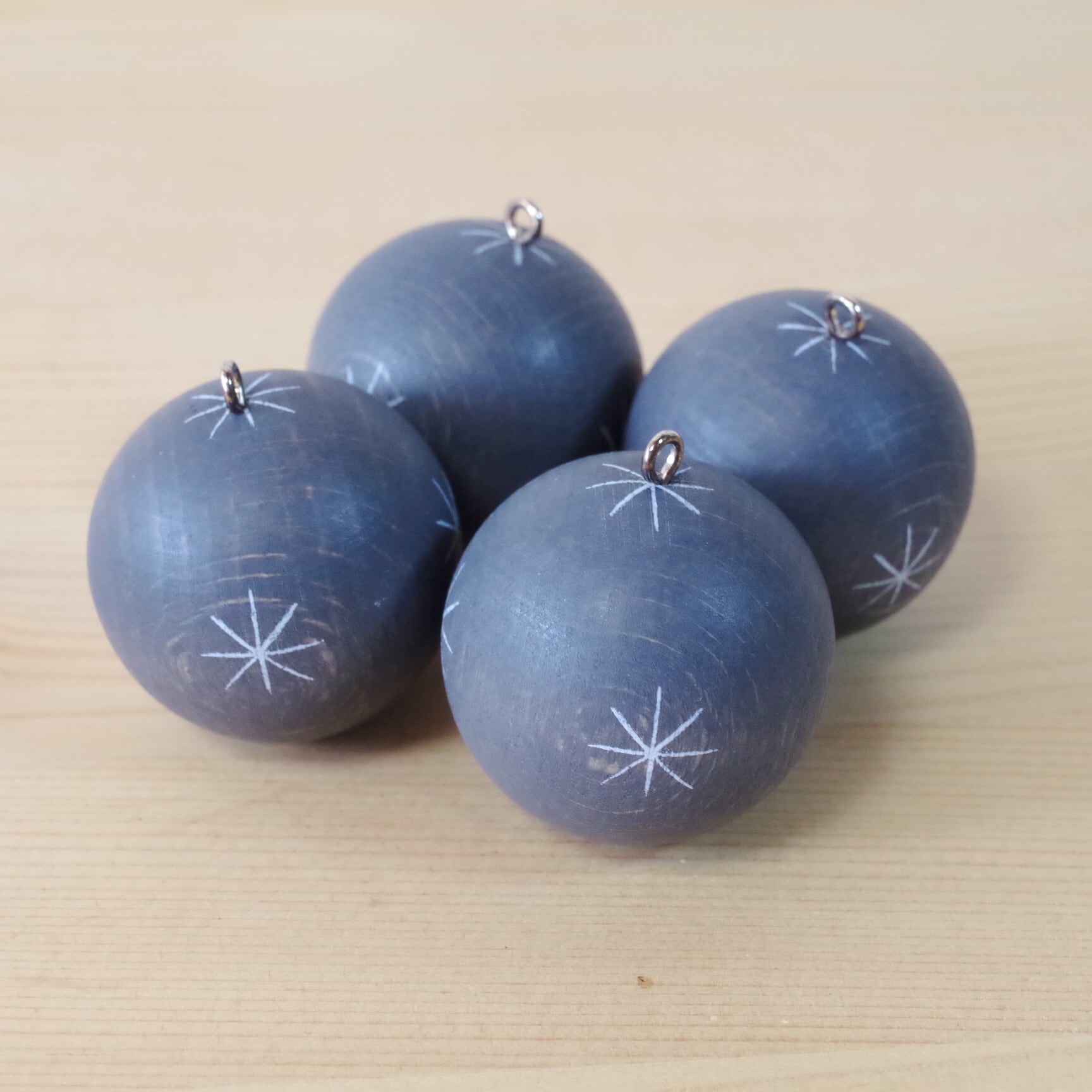 【新品】マーレン・トレガー工房　ドイツ　クーゲルン　木の玉　オーナメント マーレン オーナメント クーゲルン ダークグレー | 木のおもちゃ専門店