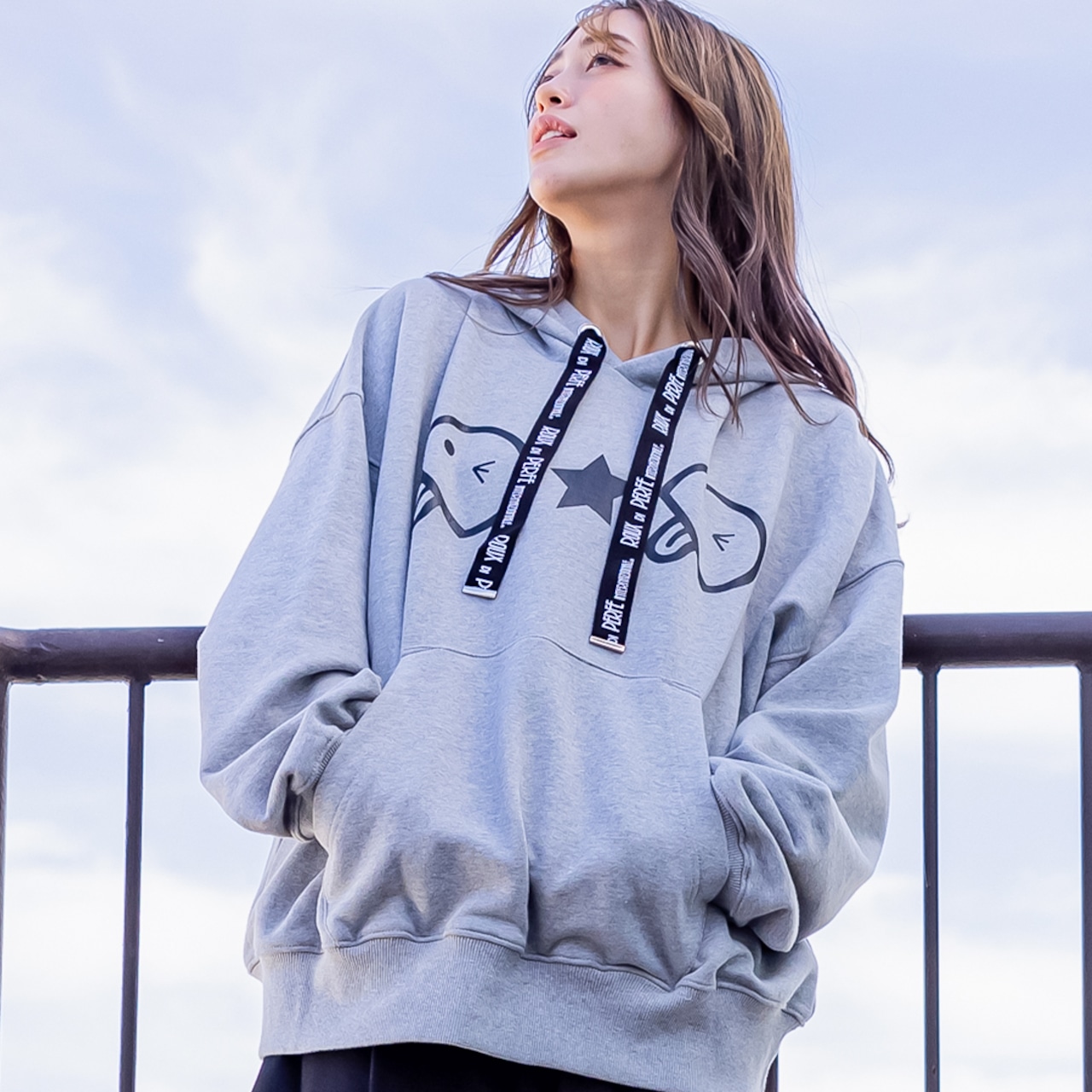 ロゴ紐ベーマークパーカー