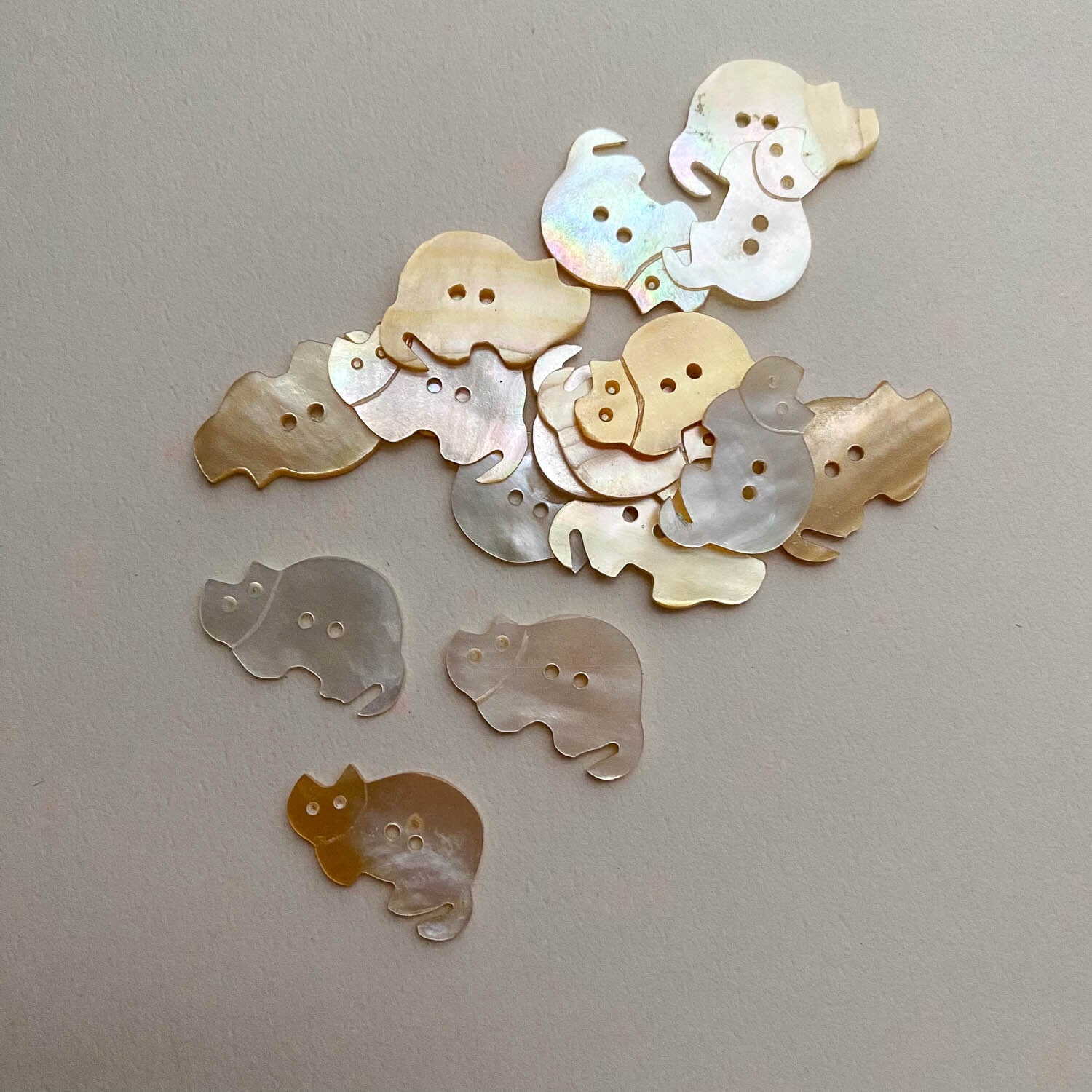 寝そべりネコシルエットのシェルボタン 横穴(25mm)