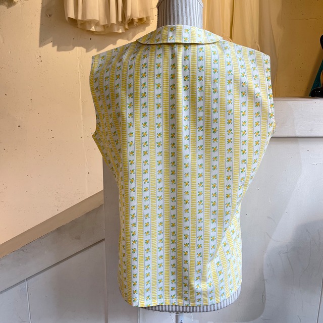 50's 60's yellow print sleeveless blouse