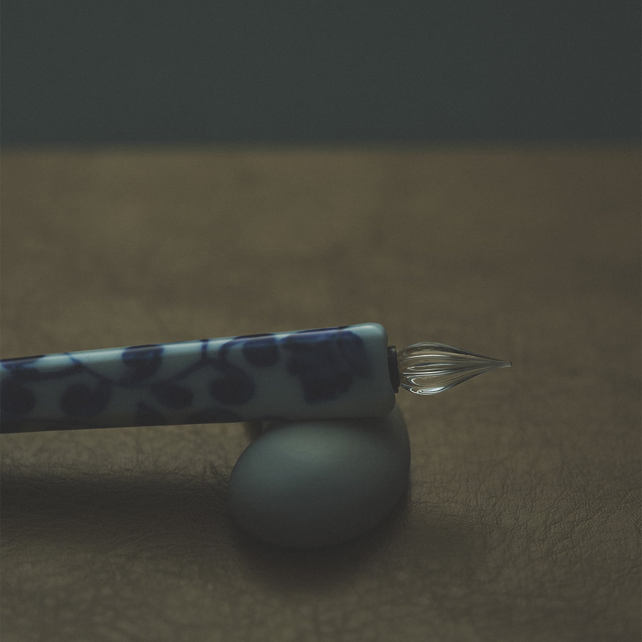 染付花唐草紋 三角ガラスペン｜有田焼 | HIZEN5