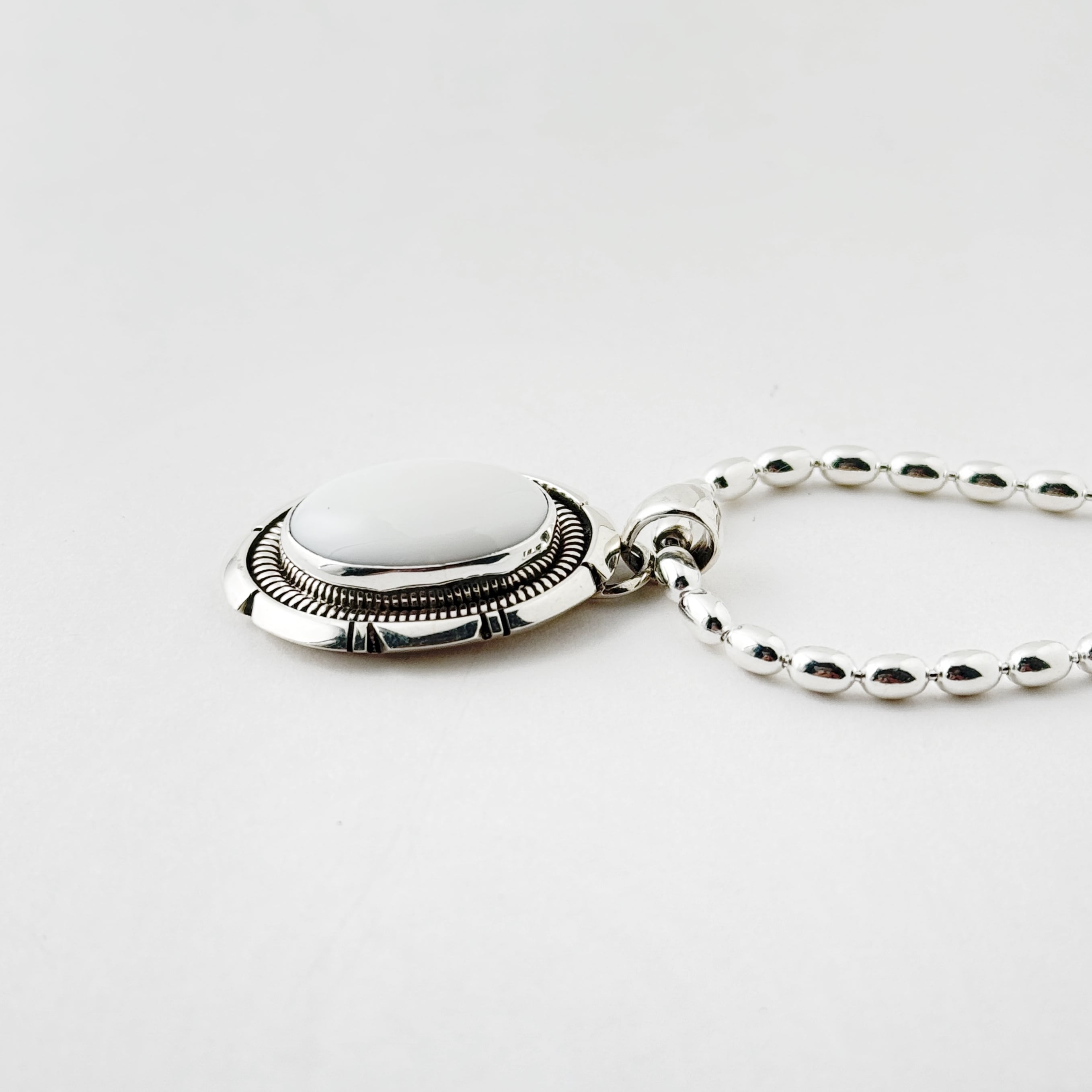 Indian Jewelry 》一点物 ホワイトバッファロー ワイド オーバル型