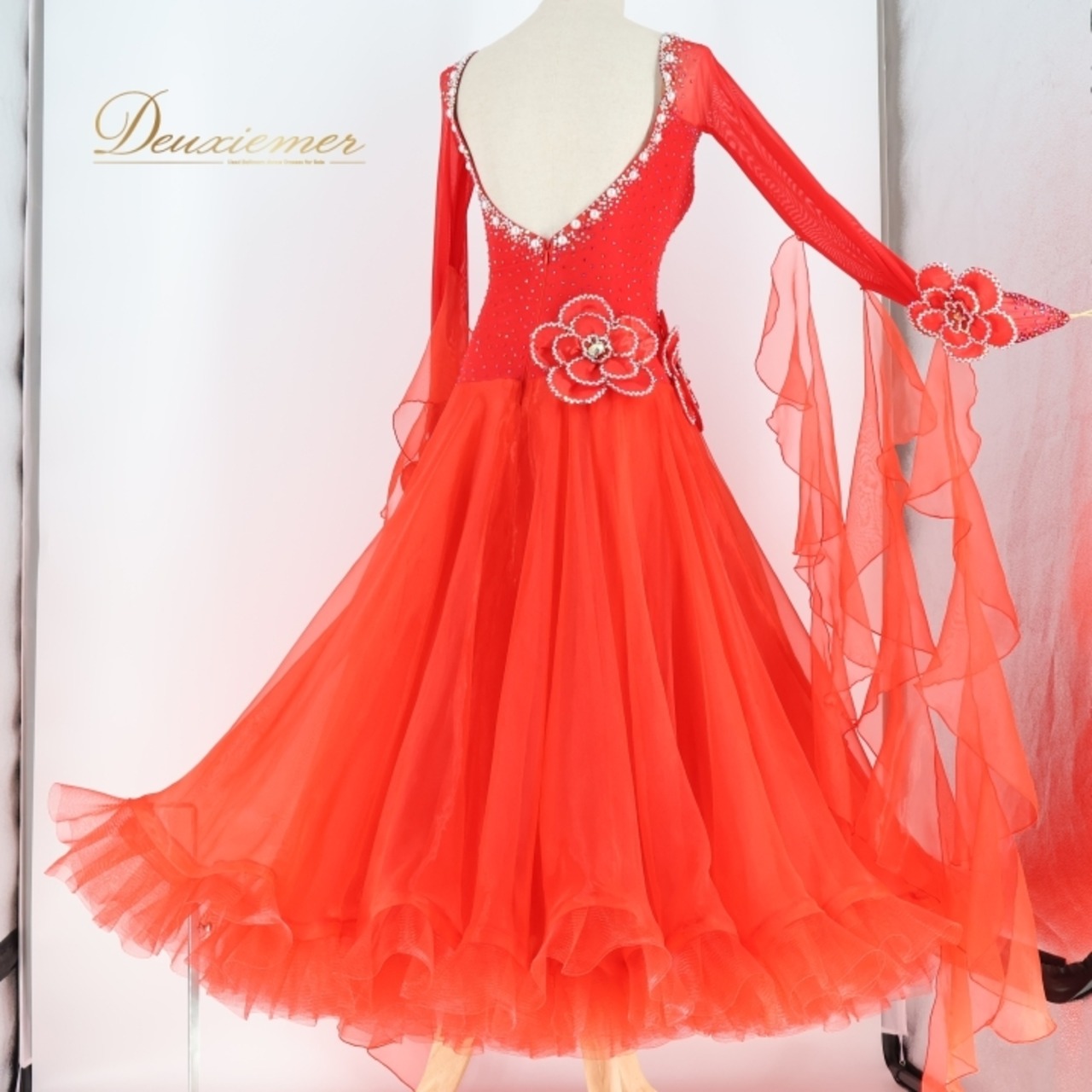 社交ダンス 衣装 スタンダードドレス ドレス ワンピース スタンダード 赤 デモ 競技 ダンス パーティ 発表会 フリル フロート レース 花 ボリューム 綺麗 高級感 レッド系 大きな花モチーフ パール スカート3枚重ね ステージ衣装 輝き おしゃれ