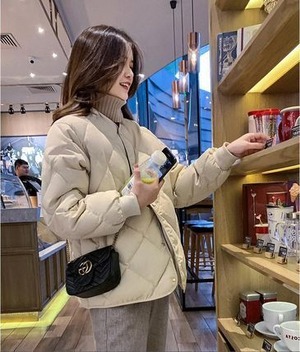 アウター レディース 送料無料 3色 ダウンコート ジャンパー ブルゾン キルティング ジャケット ノーカラー 襟なし 長袖 前開き フロントボタン ポケット付き 無地 暖か あったか 防寒着 ゆったり ゆる 大きめ S M L 楽ちん 軽い シンプル カジュアル ラフ おしゃれ お洒落 大人女子 可愛い かわいい こなれ感 マニッシュ ブラウン 茶色 ベージュ 白系 秋服 冬服 春服 10代 20代 30代 40代 50代 通勤 通学 会社員 学生 普段使い 着回し デイリー 重ね着 おでかけ