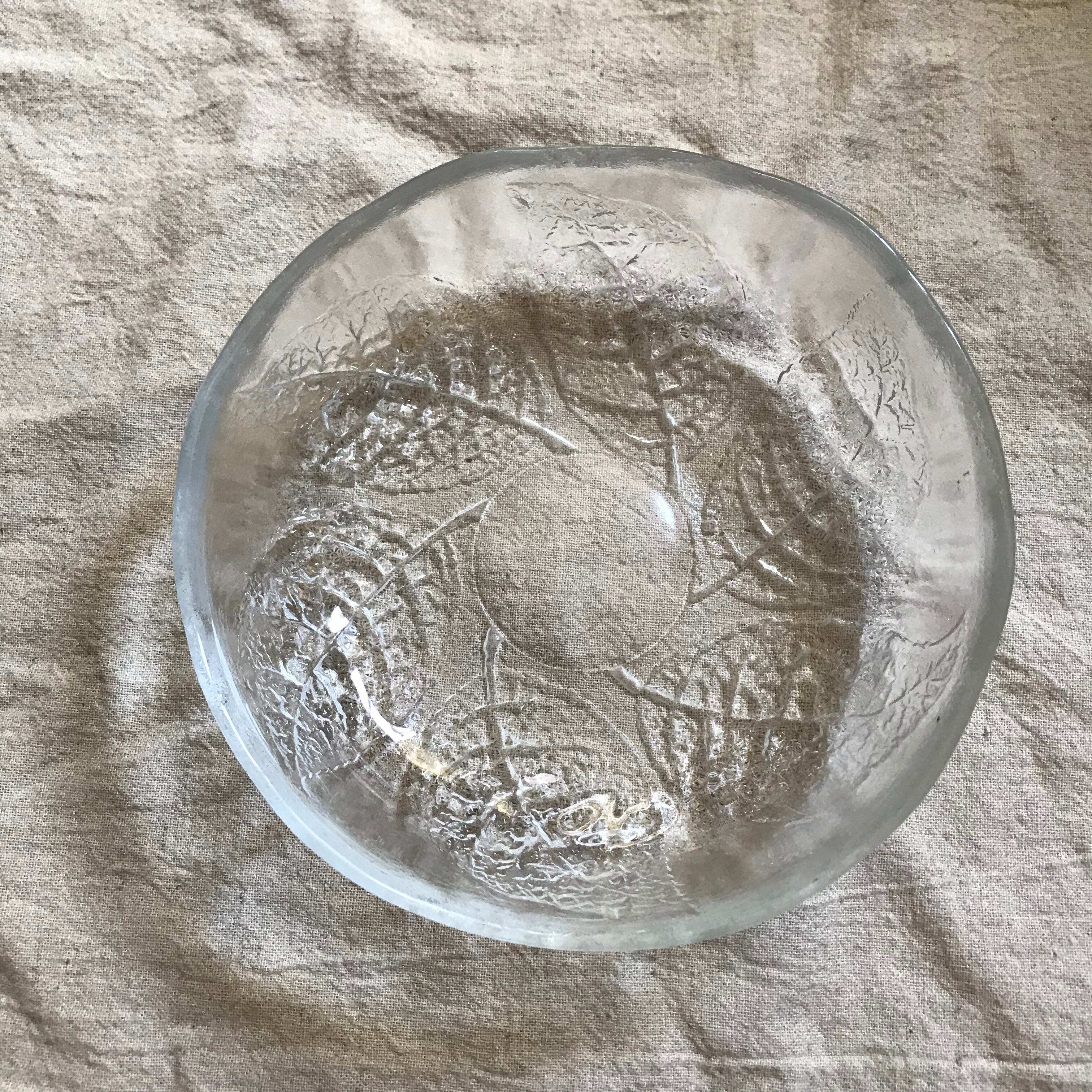 葉っぱ模様のガラスのボウル