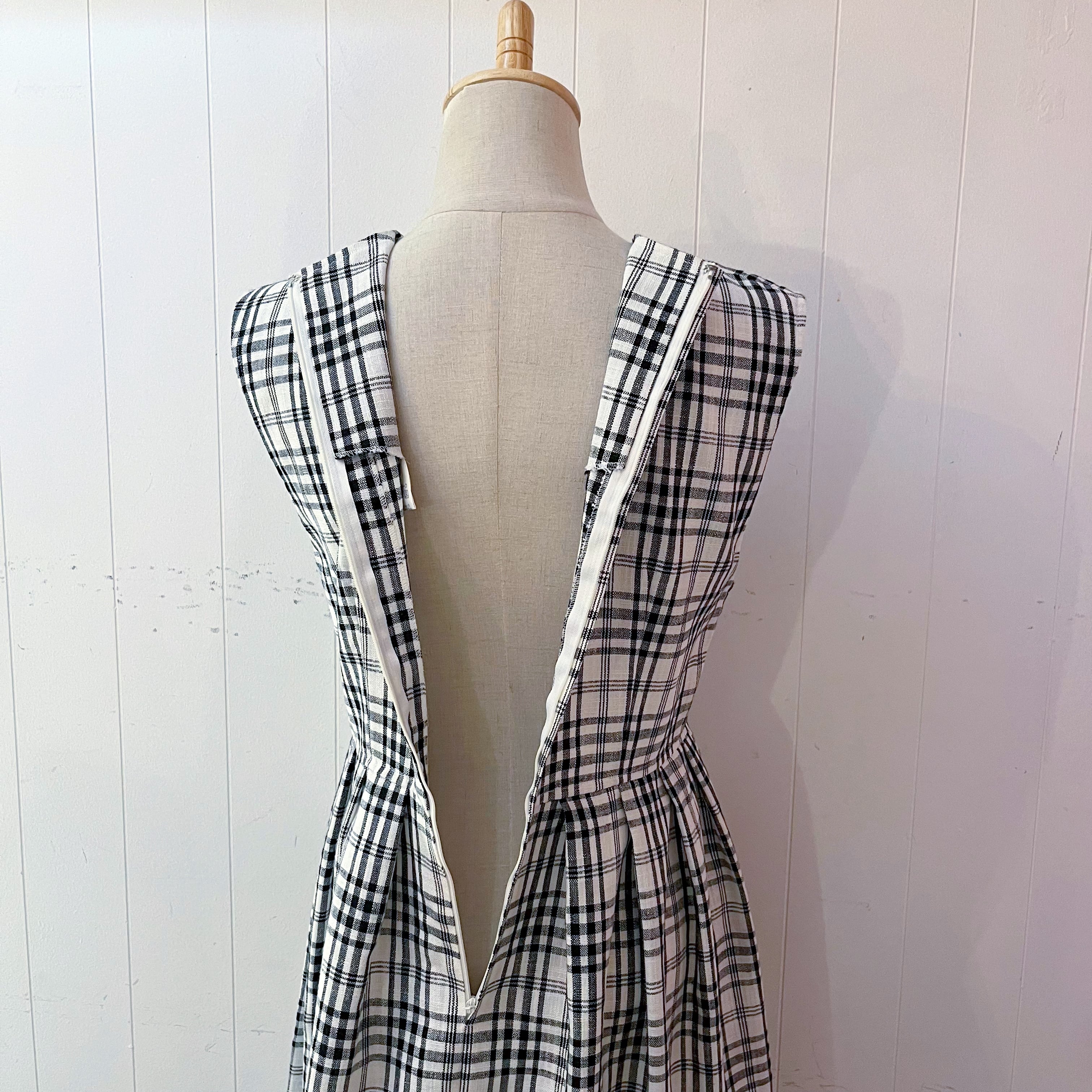 flower ribbon brooch check jumper skirt